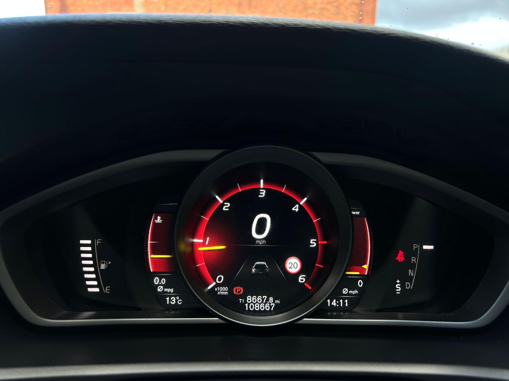 Volvo V40 2.0 D2 Momentum Nav Plus Hatchback 5dr Diesel Auto Euro 6 (s/s) (120 ps)