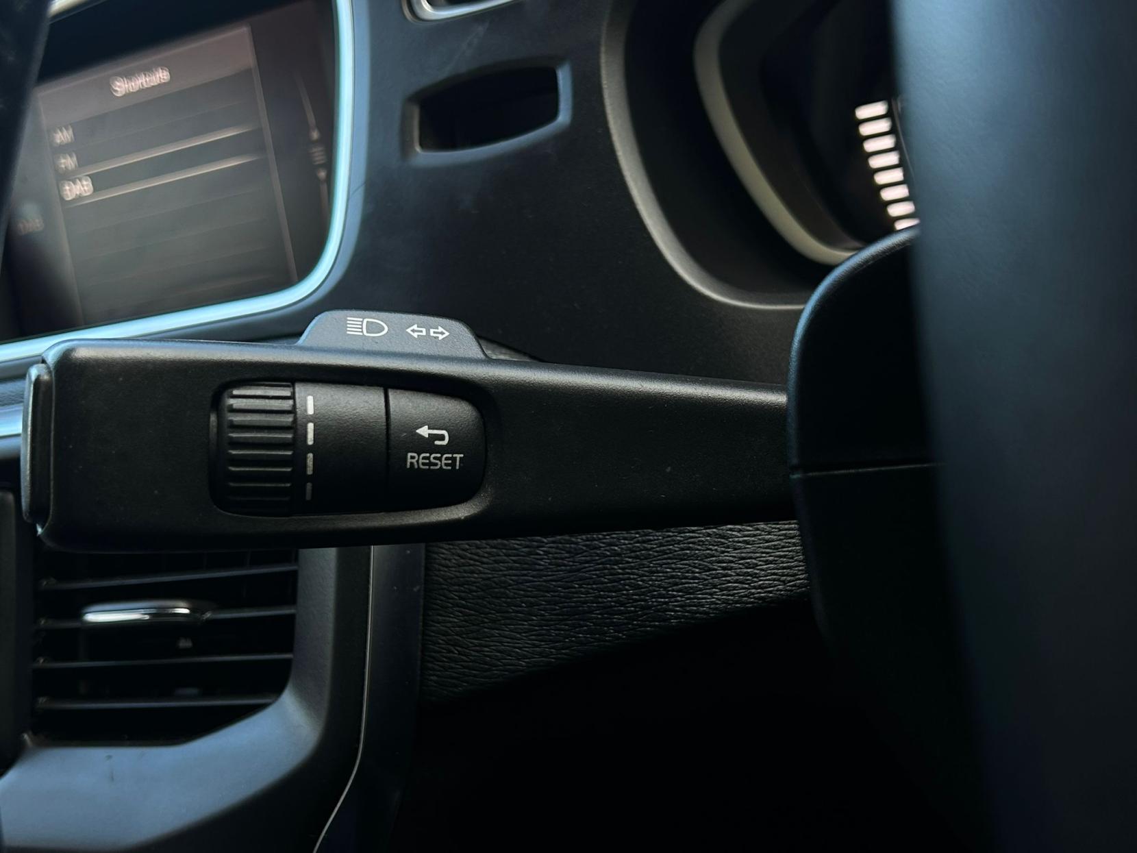 Volvo V40 2.0 D2 Momentum Nav Plus Hatchback 5dr Diesel Auto Euro 6 (s/s) (120 ps)