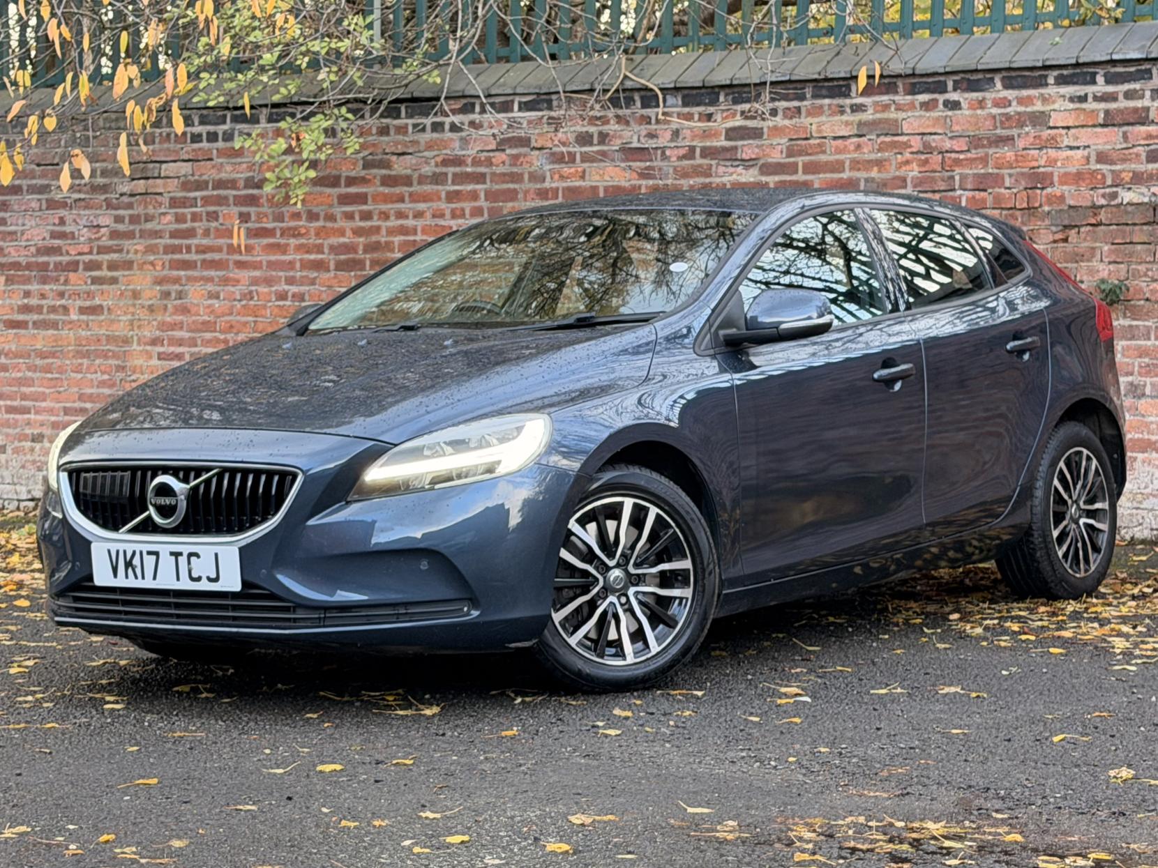 Volvo V40 2.0 D2 Momentum Nav Plus Hatchback 5dr Diesel Auto Euro 6 (s/s) (120 ps)