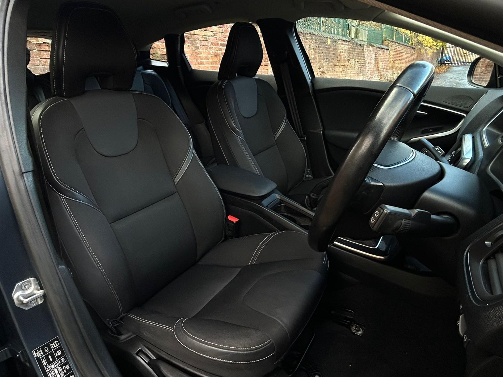 Volvo V40 2.0 D2 Momentum Nav Plus Hatchback 5dr Diesel Auto Euro 6 (s/s) (120 ps)