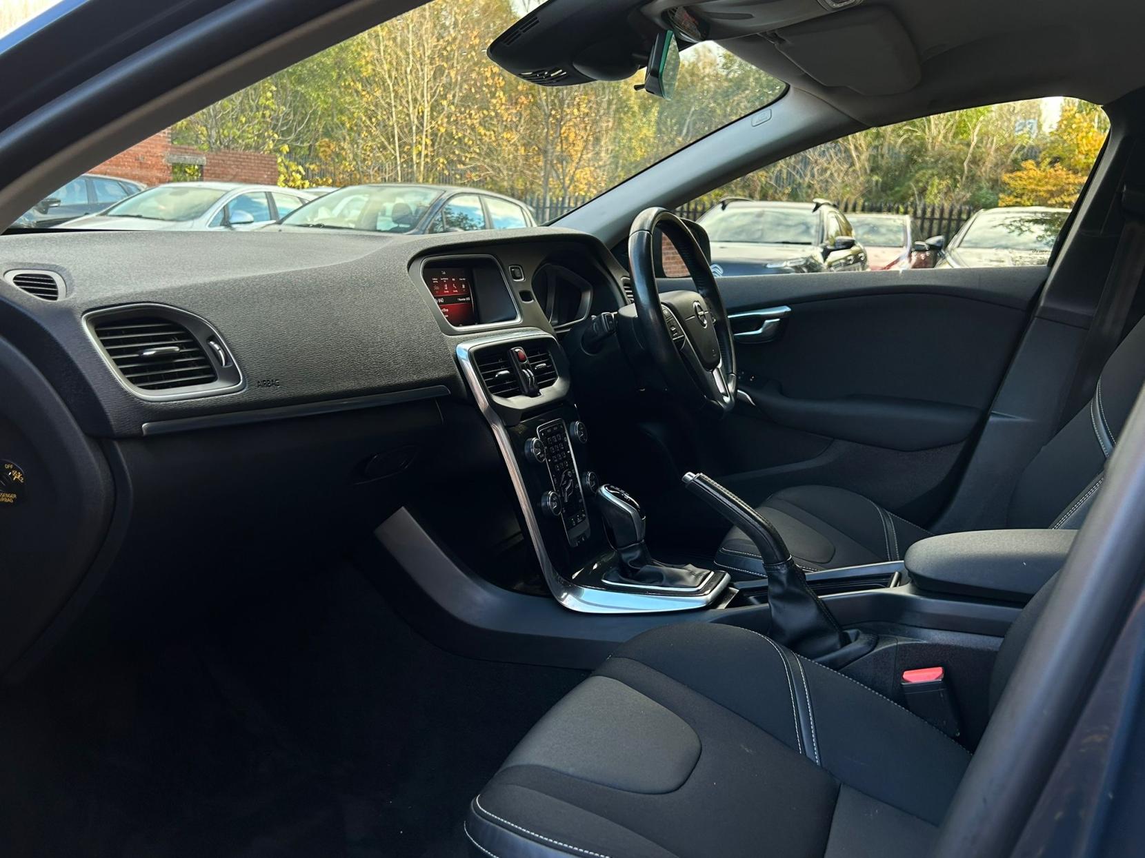 Volvo V40 2.0 D2 Momentum Nav Plus Hatchback 5dr Diesel Auto Euro 6 (s/s) (120 ps)