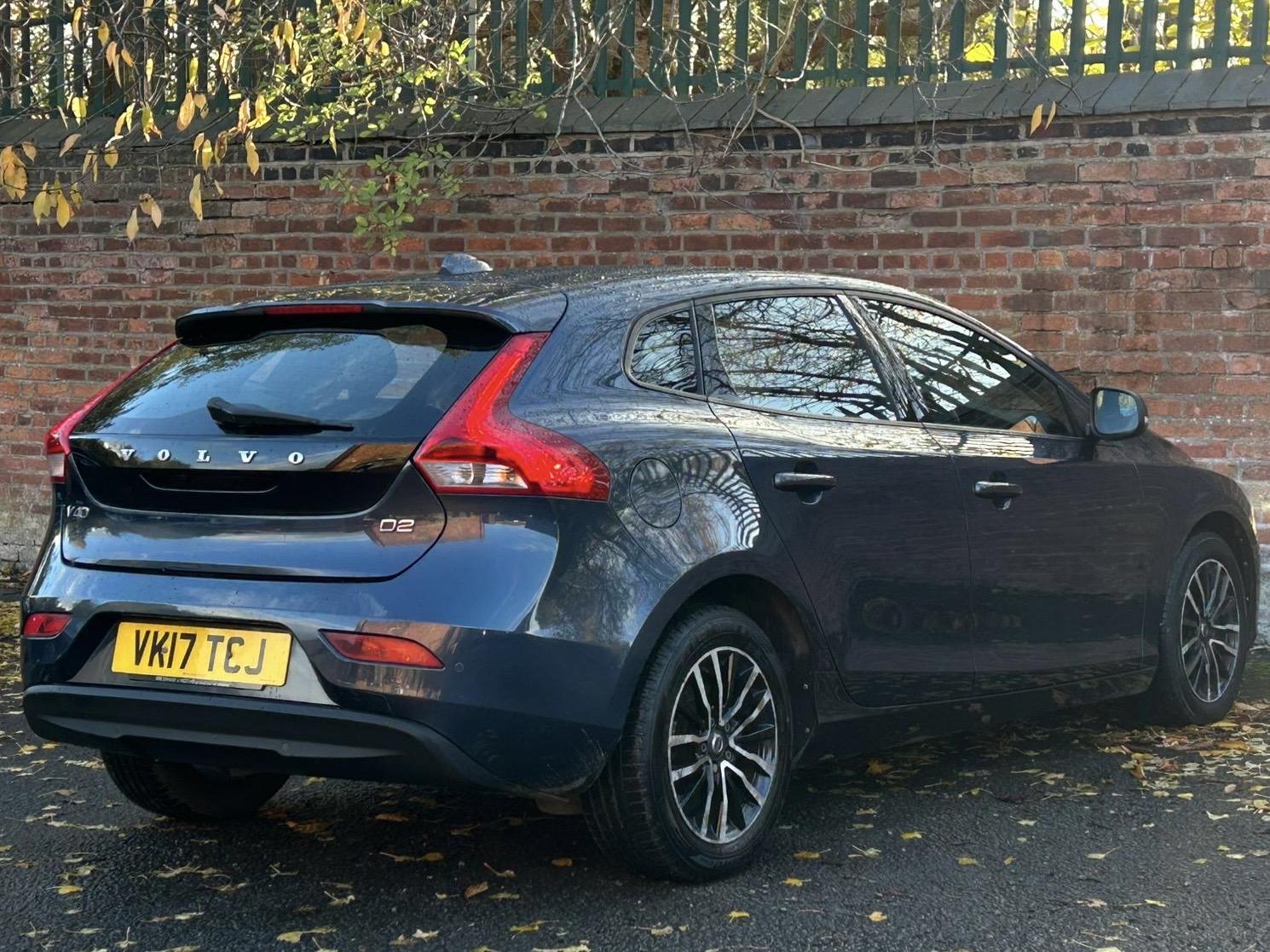 Volvo V40 2.0 D2 Momentum Nav Plus Hatchback 5dr Diesel Auto Euro 6 (s/s) (120 ps)