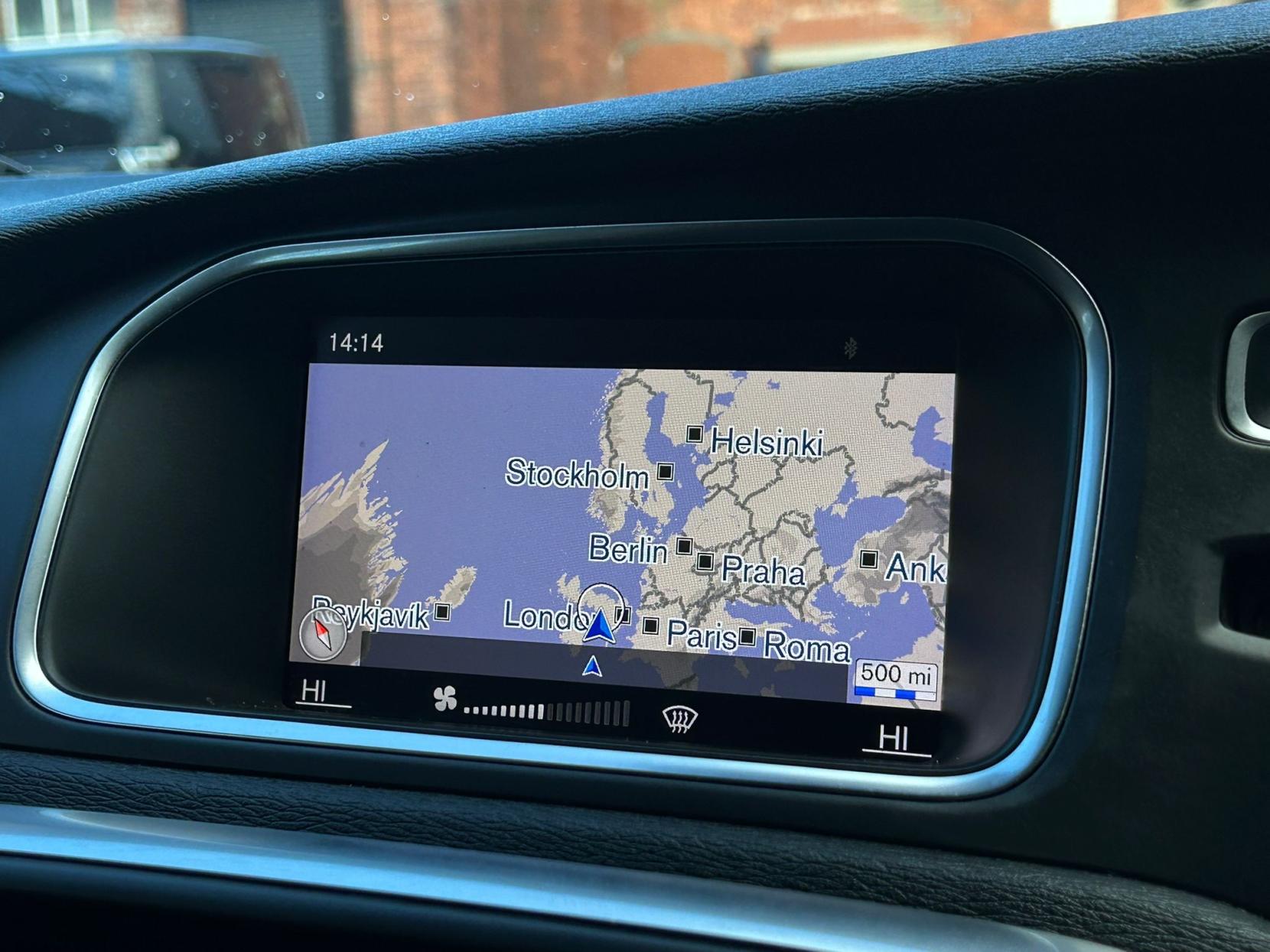 Volvo V40 2.0 D2 Momentum Nav Plus Hatchback 5dr Diesel Auto Euro 6 (s/s) (120 ps)