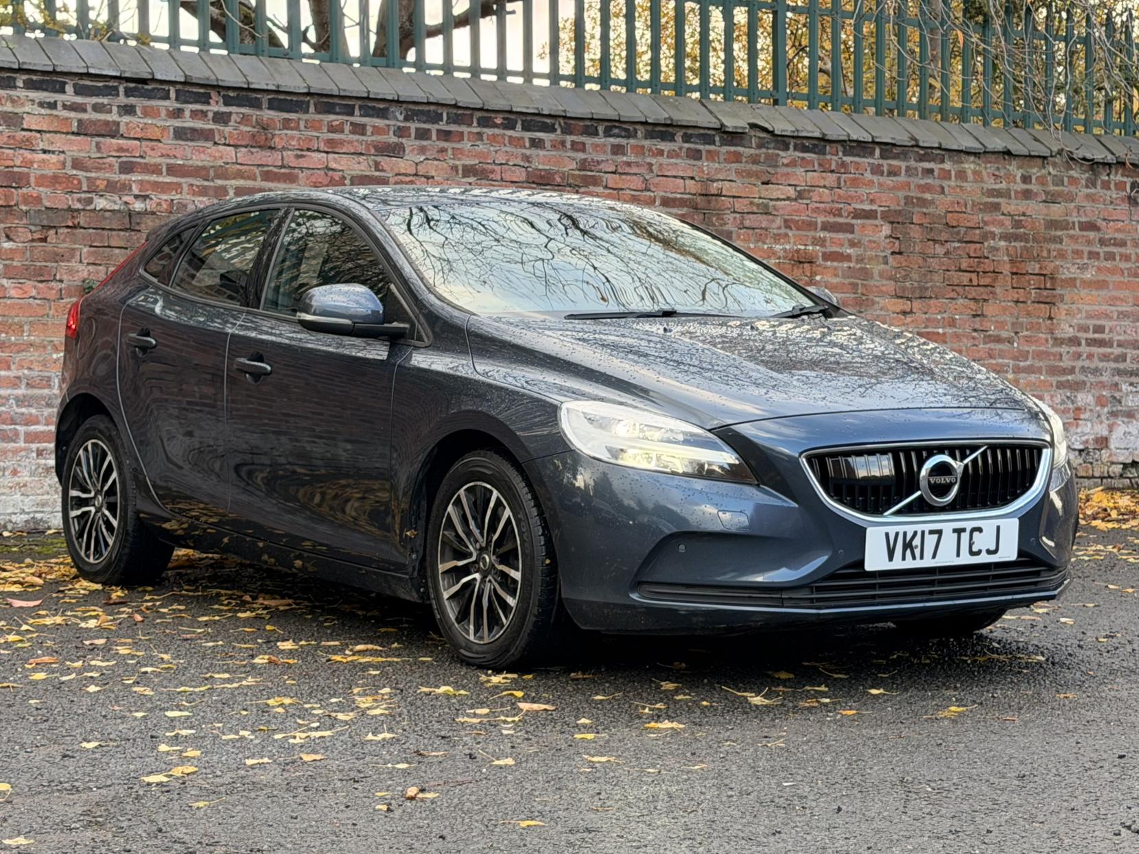 Volvo V40 2.0 D2 Momentum Nav Plus Hatchback 5dr Diesel Auto Euro 6 (s/s) (120 ps)