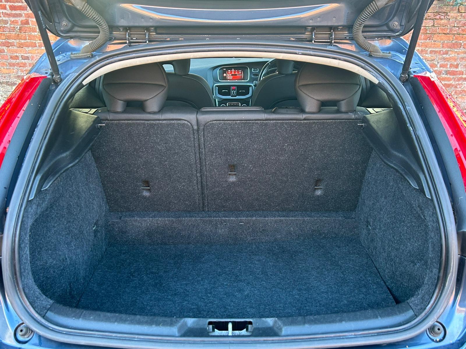 Volvo V40 2.0 D2 Momentum Nav Plus Hatchback 5dr Diesel Auto Euro 6 (s/s) (120 ps)