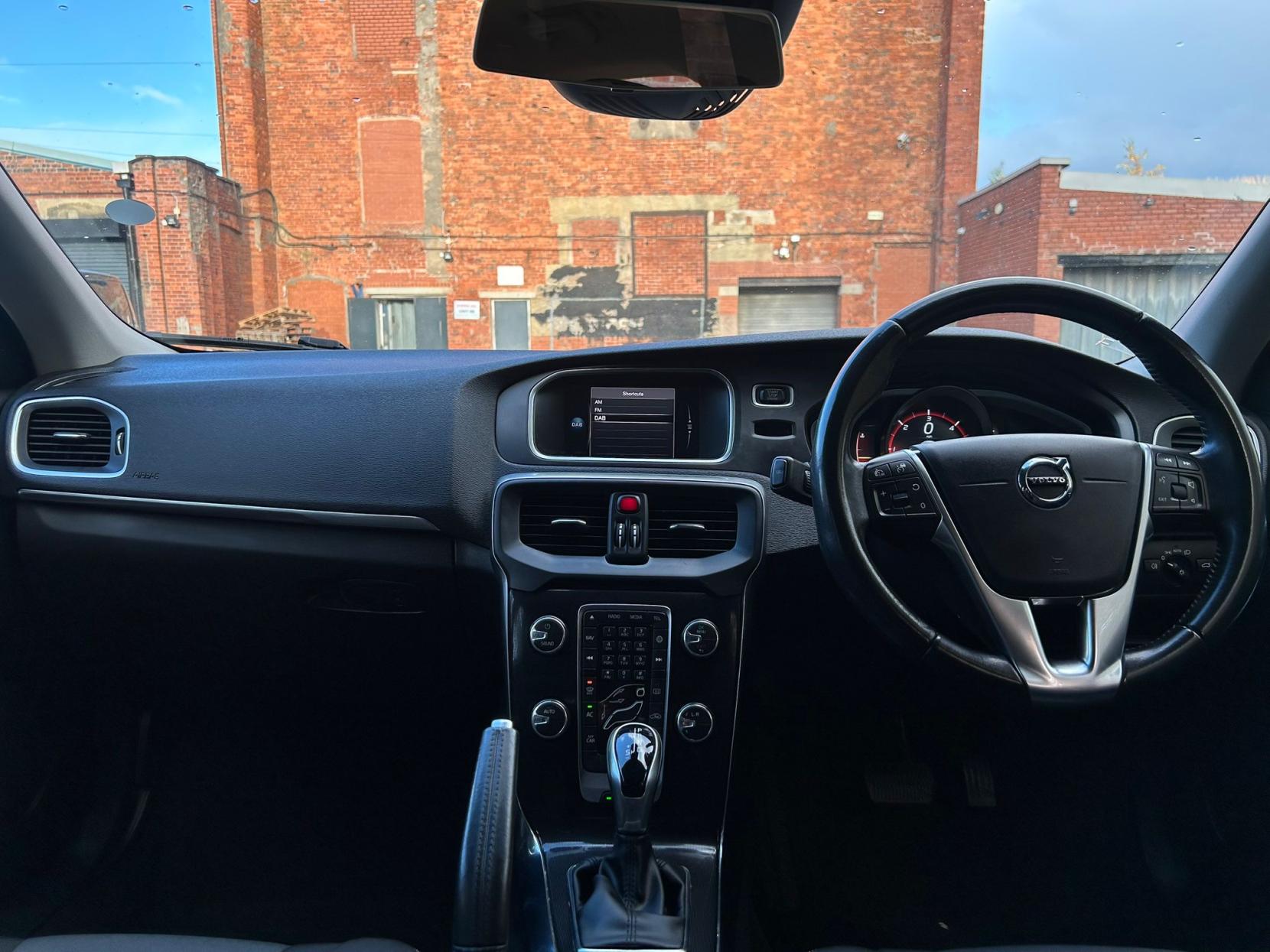 Volvo V40 2.0 D2 Momentum Nav Plus Hatchback 5dr Diesel Auto Euro 6 (s/s) (120 ps)