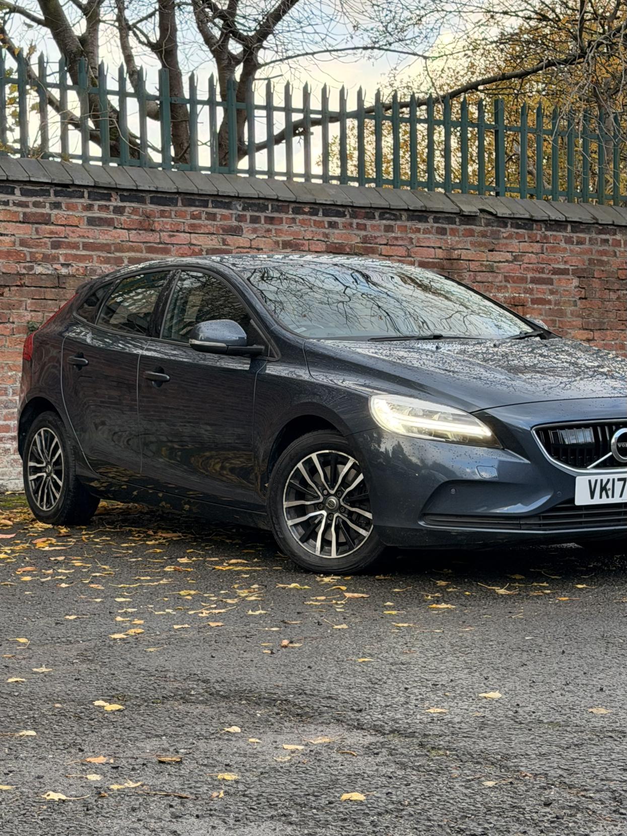 Volvo V40 2.0 D2 Momentum Nav Plus Hatchback 5dr Diesel Auto Euro 6 (s/s) (120 ps)
