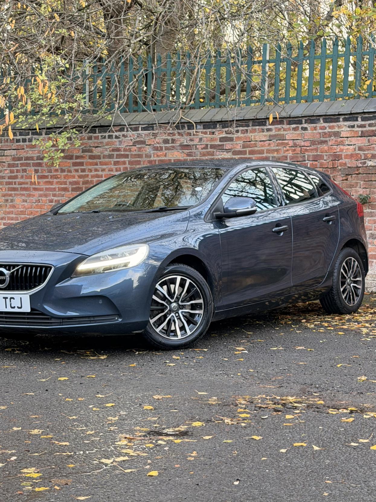 Volvo V40 2.0 D2 Momentum Nav Plus Hatchback 5dr Diesel Auto Euro 6 (s/s) (120 ps)