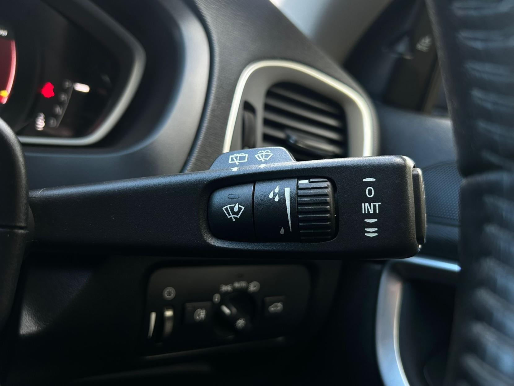 Volvo V40 2.0 D2 Momentum Nav Plus Hatchback 5dr Diesel Auto Euro 6 (s/s) (120 ps)