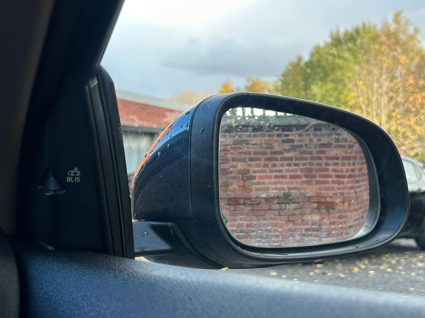 Volvo V40 2.0 D2 Momentum Nav Plus Hatchback 5dr Diesel Auto Euro 6 (s/s) (120 ps)