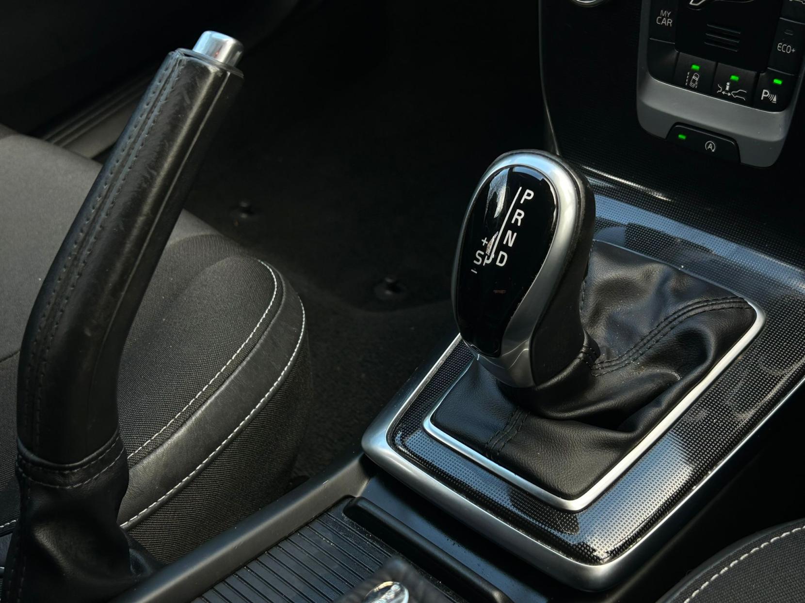 Volvo V40 2.0 D2 Momentum Nav Plus Hatchback 5dr Diesel Auto Euro 6 (s/s) (120 ps)