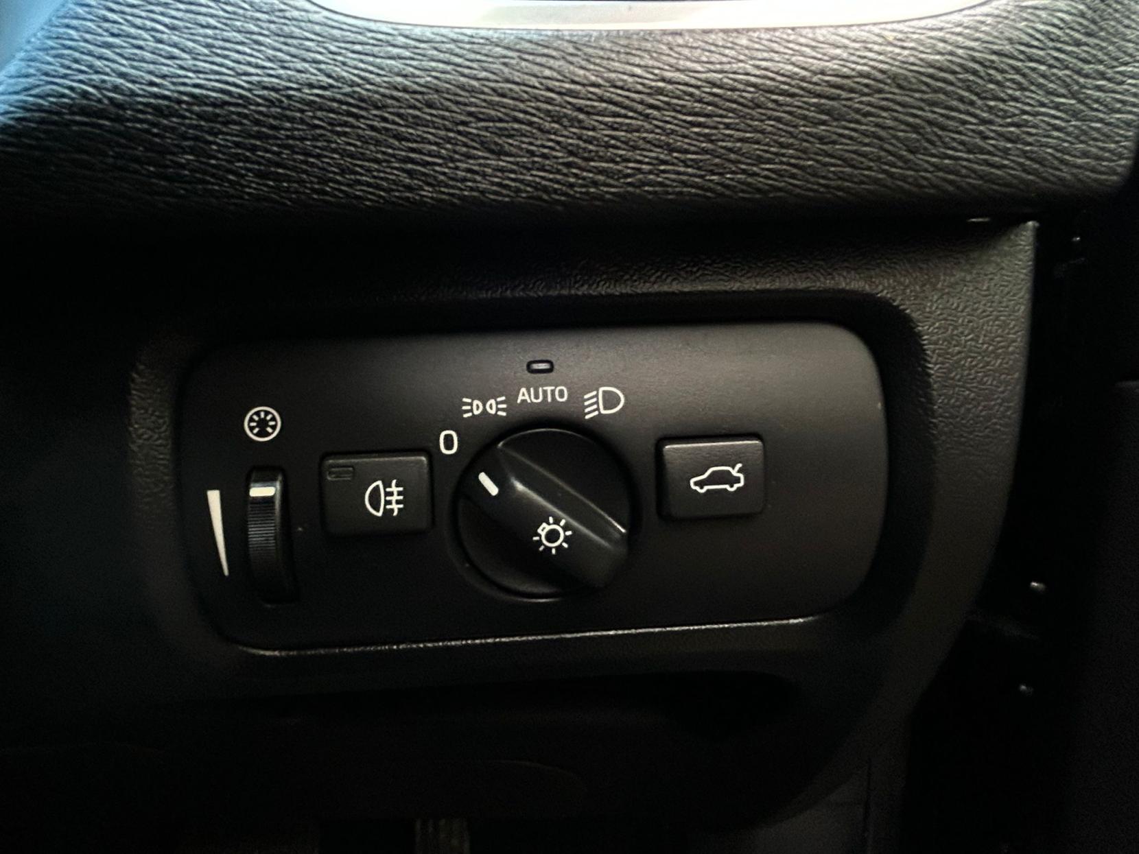 Volvo V40 2.0 D2 Momentum Nav Plus Hatchback 5dr Diesel Auto Euro 6 (s/s) (120 ps)