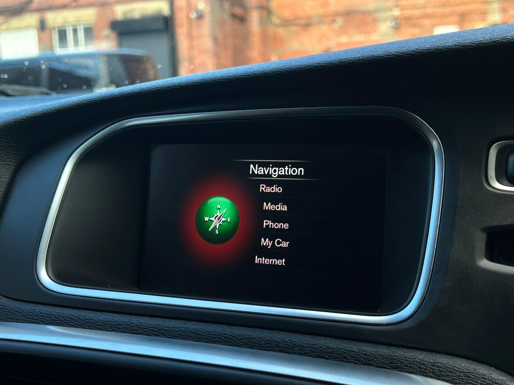 Volvo V40 2.0 D2 Momentum Nav Plus Hatchback 5dr Diesel Auto Euro 6 (s/s) (120 ps)