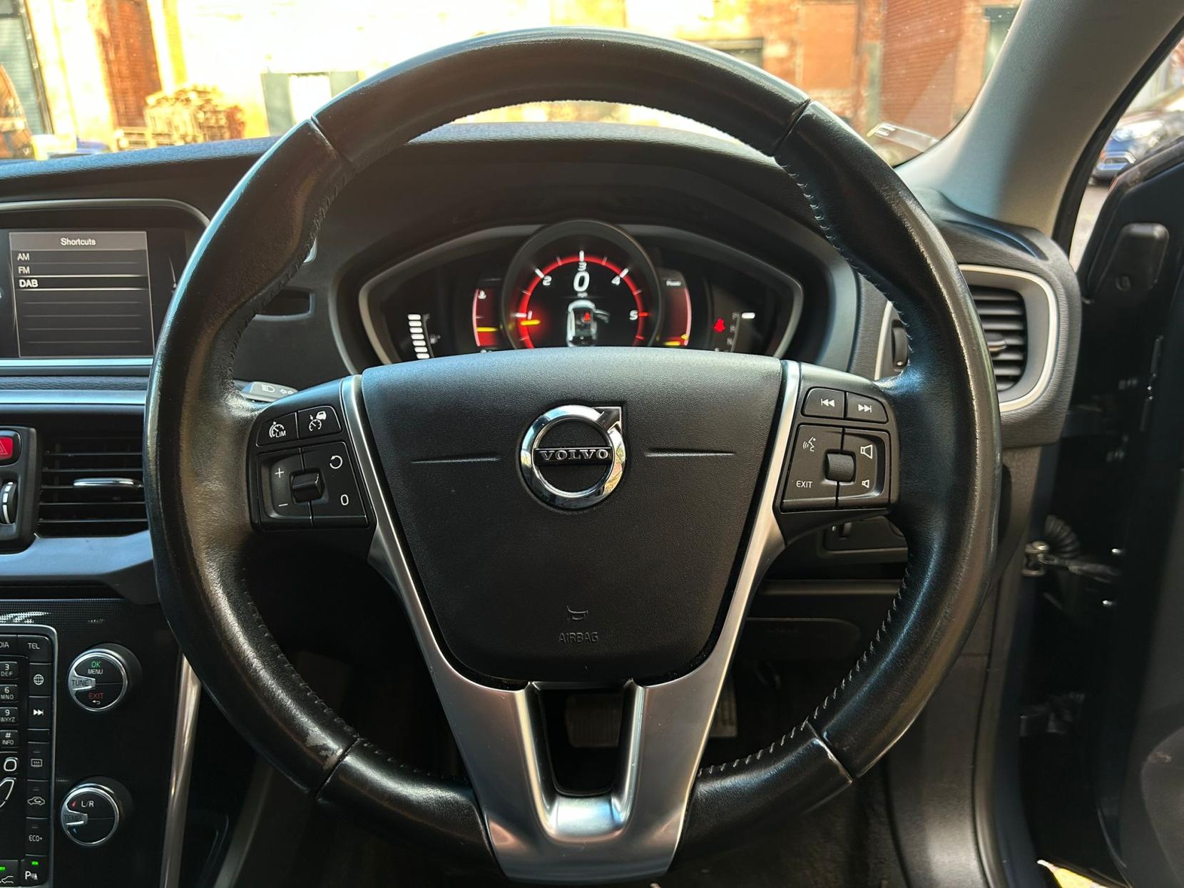 Volvo V40 2.0 D2 Momentum Nav Plus Hatchback 5dr Diesel Auto Euro 6 (s/s) (120 ps)