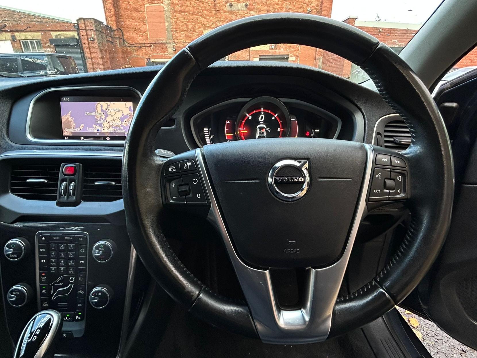 Volvo V40 2.0 D2 Momentum Nav Plus Hatchback 5dr Diesel Auto Euro 6 (s/s) (120 ps)