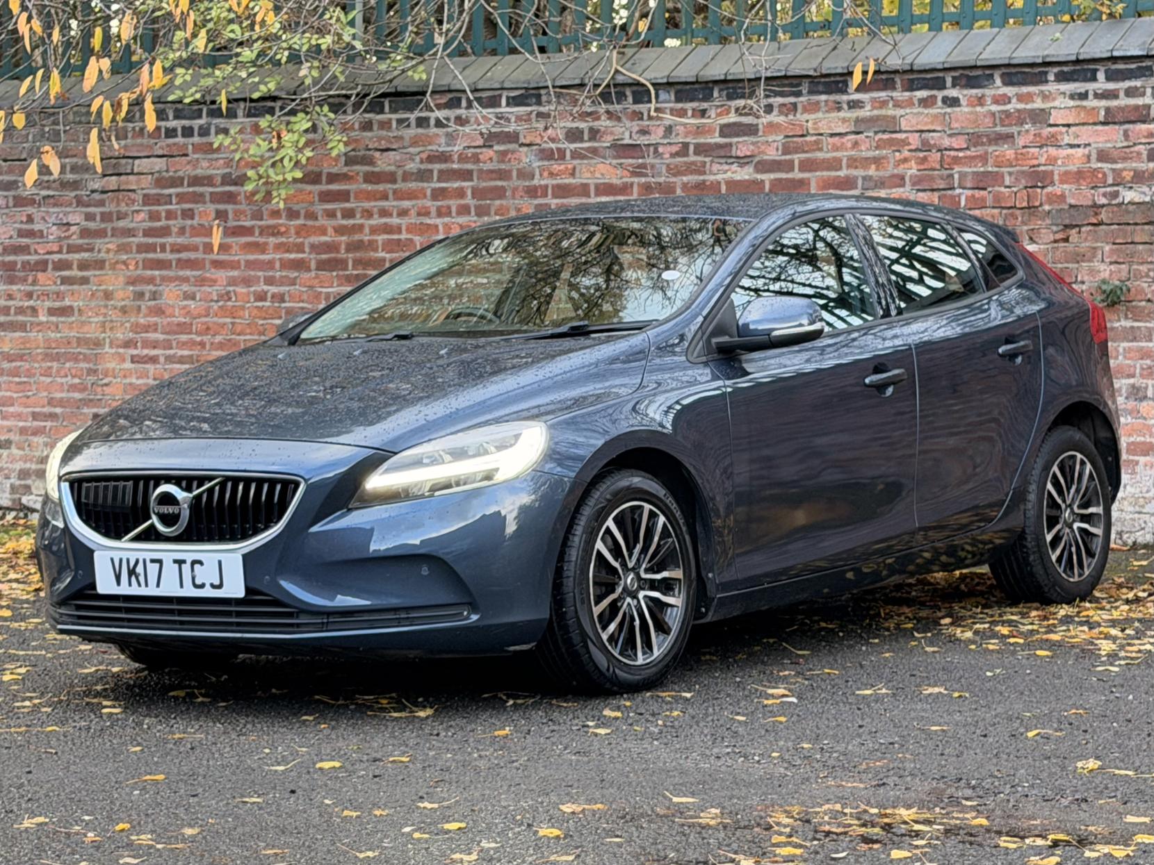 Volvo V40 2.0 D2 Momentum Nav Plus Hatchback 5dr Diesel Auto Euro 6 (s/s) (120 ps)