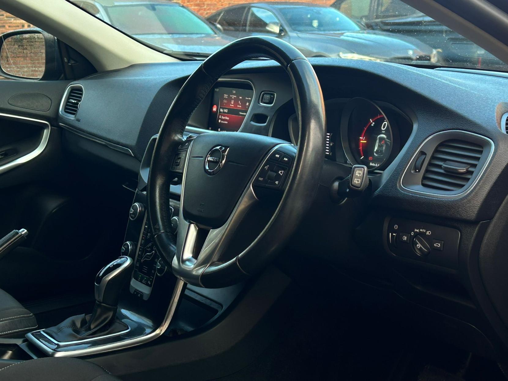 Volvo V40 2.0 D2 Momentum Nav Plus Hatchback 5dr Diesel Auto Euro 6 (s/s) (120 ps)