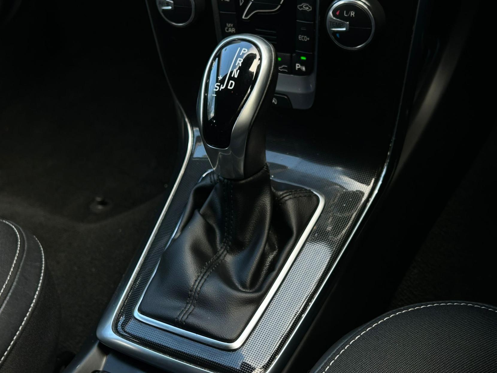 Volvo V40 2.0 D2 Momentum Nav Plus Hatchback 5dr Diesel Auto Euro 6 (s/s) (120 ps)