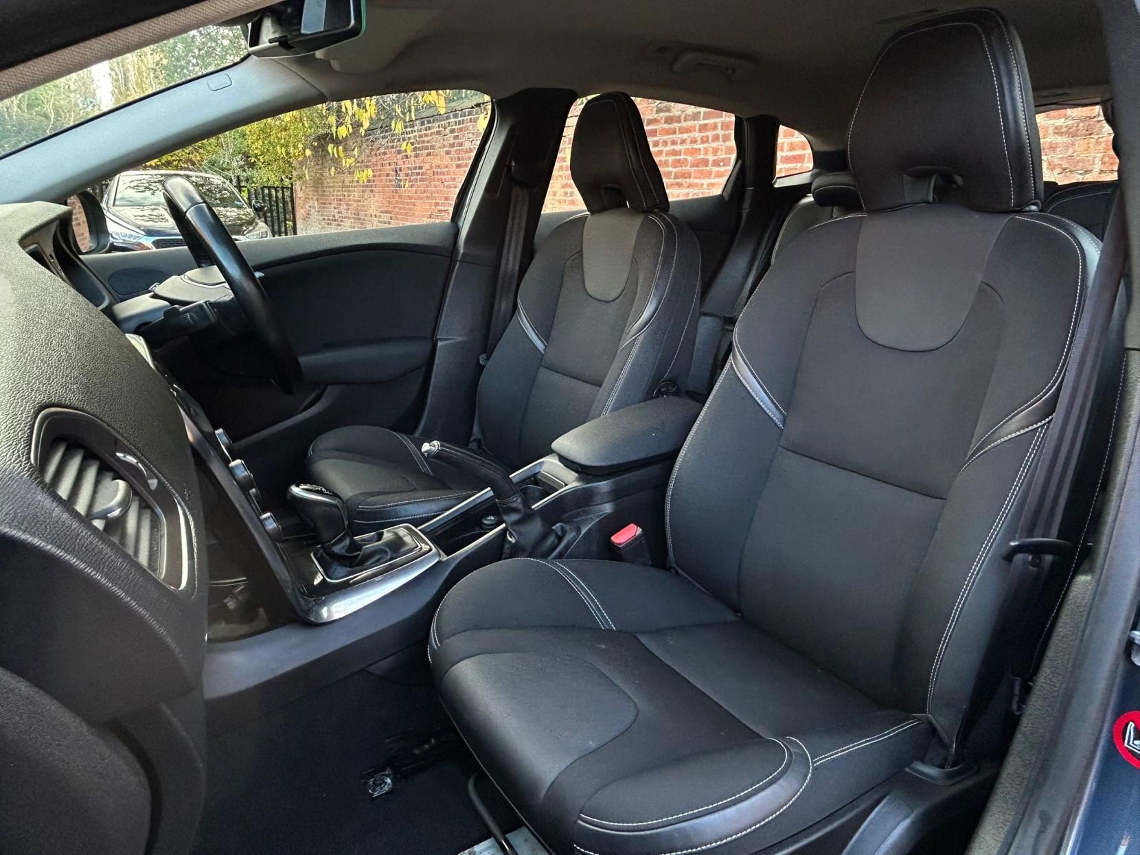 Volvo V40 2.0 D2 Momentum Nav Plus Hatchback 5dr Diesel Auto Euro 6 (s/s) (120 ps)