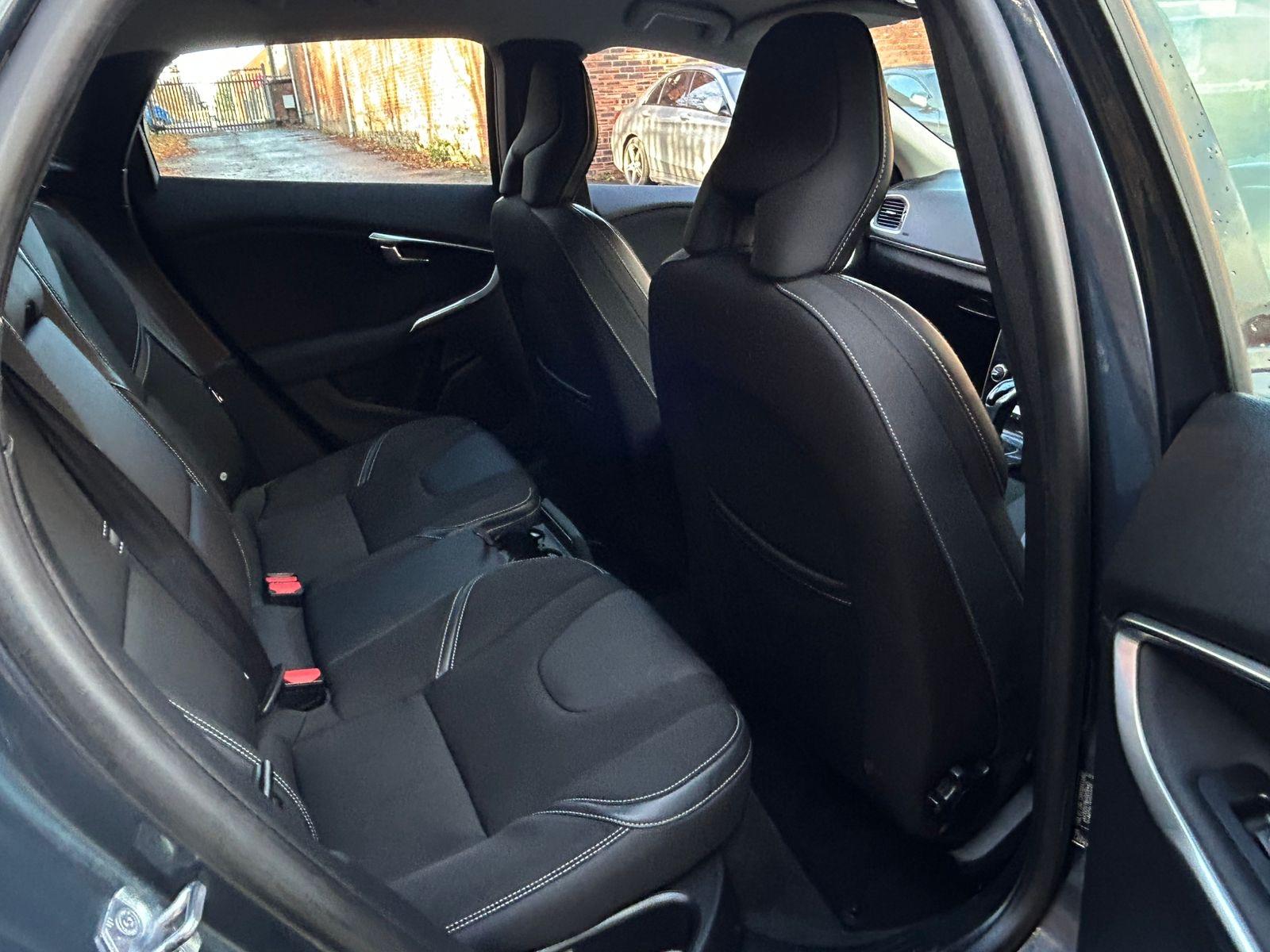 Volvo V40 2.0 D2 Momentum Nav Plus Hatchback 5dr Diesel Auto Euro 6 (s/s) (120 ps)