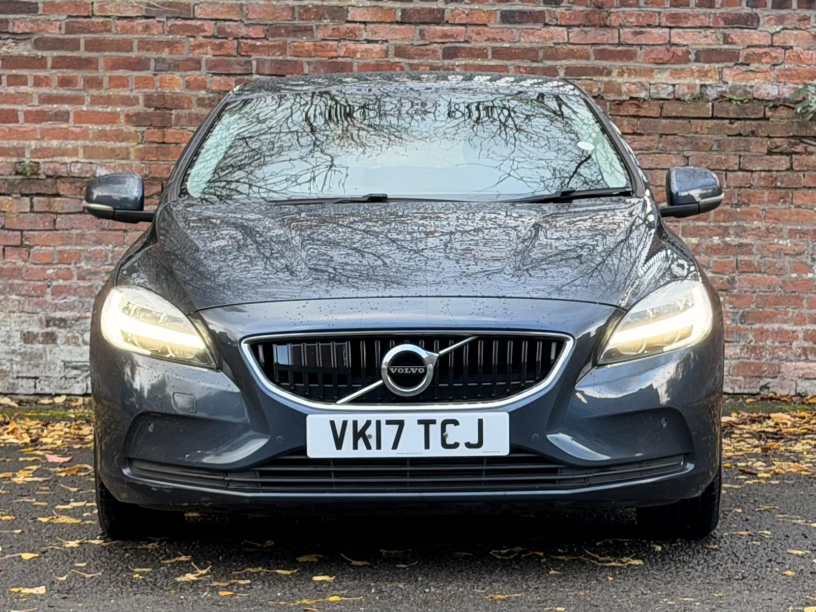 Volvo V40 2.0 D2 Momentum Nav Plus Hatchback 5dr Diesel Auto Euro 6 (s/s) (120 ps)