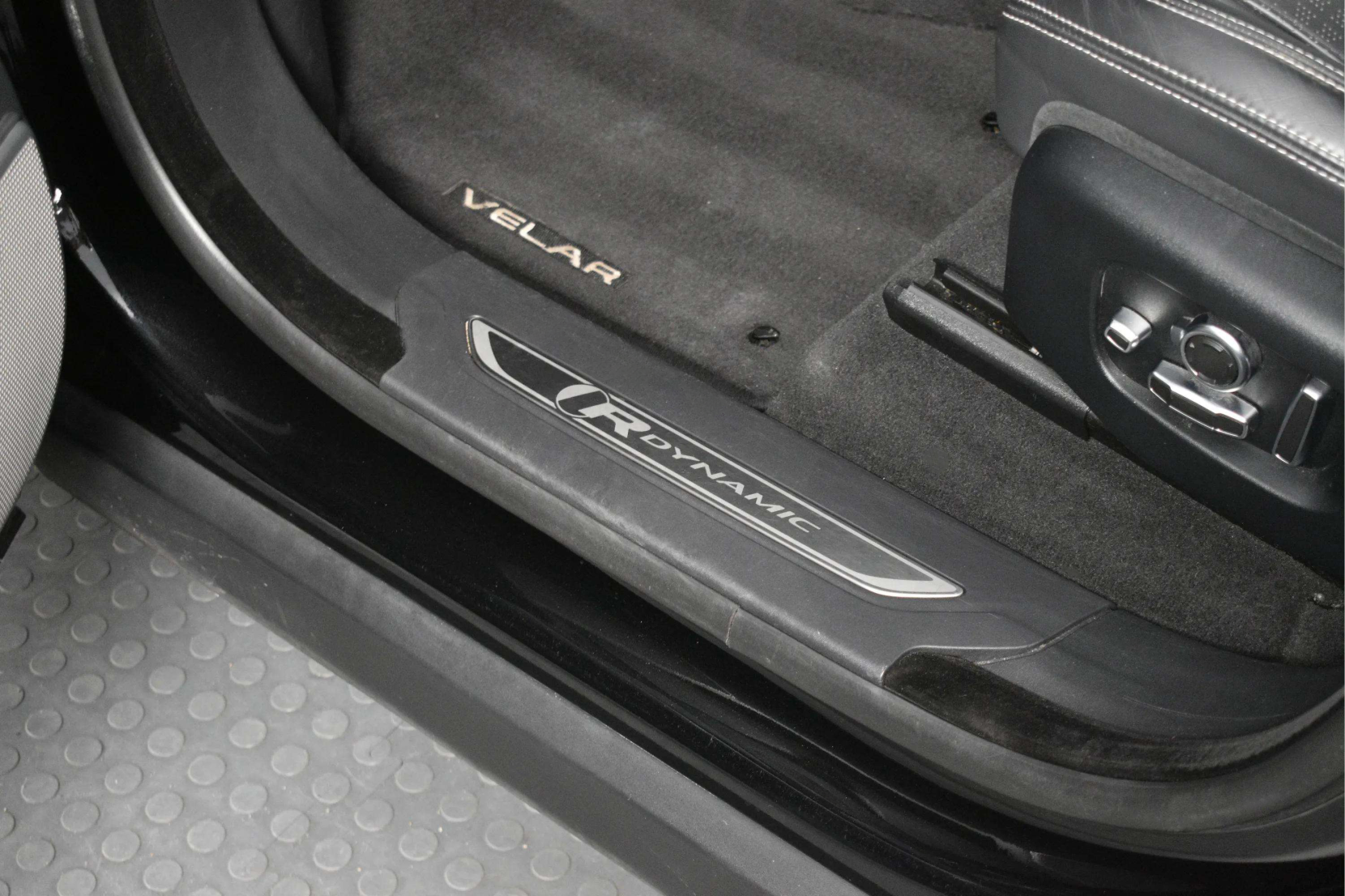 Land Rover Range Rover Velar 3.0 SD6 V6 R-Dynamic HSE SUV 5dr Diesel Auto 4WD Euro 6 (s/s) (300 ps)