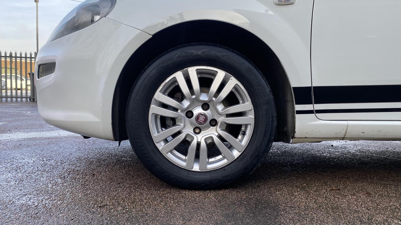 Fiat Punto 1.4 Easy Hatchback 5dr Petrol Manual Euro 5 (s/s) (77 bhp)