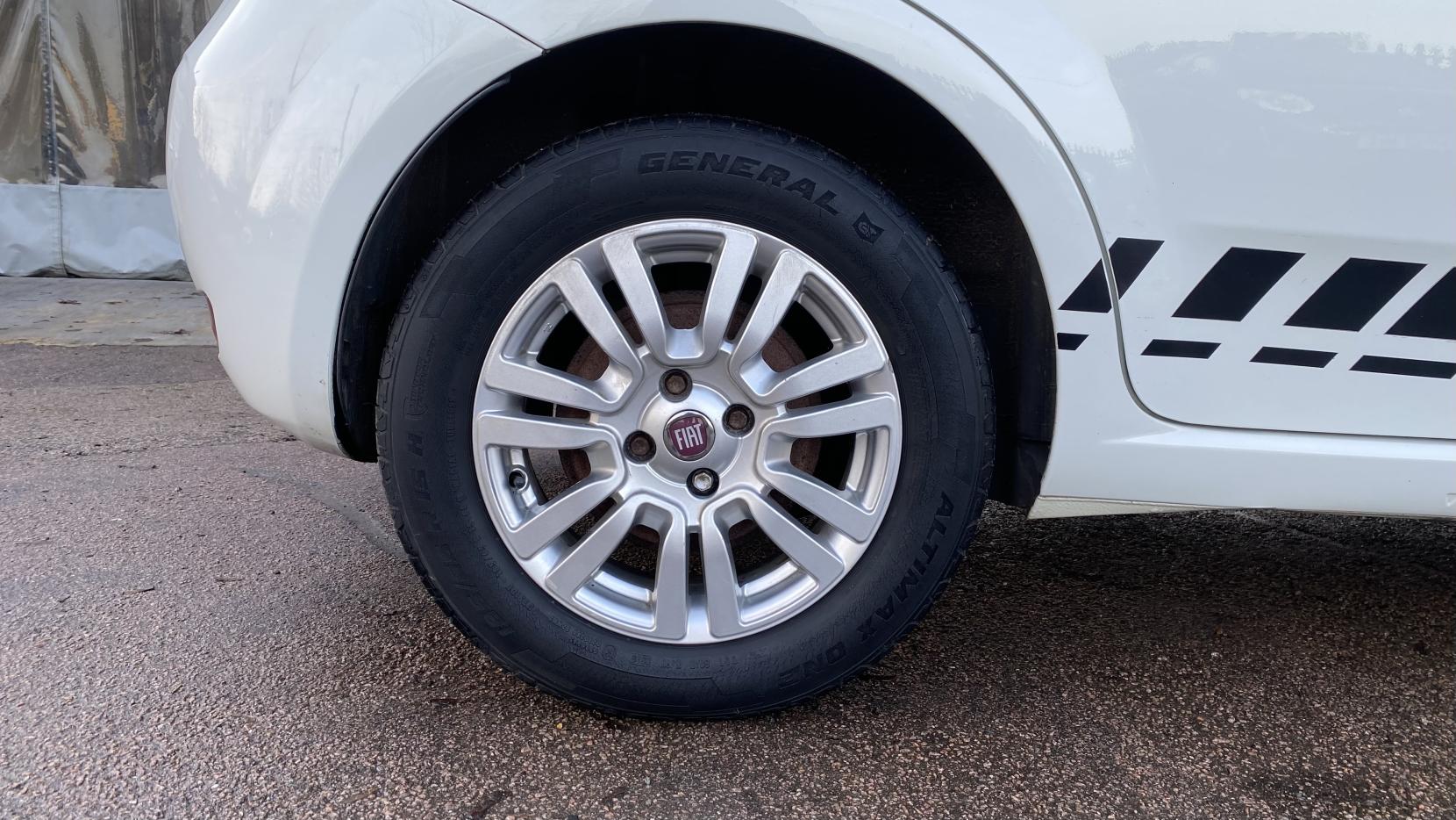 Fiat Punto 1.4 Easy Hatchback 5dr Petrol Manual Euro 5 (s/s) (77 bhp)