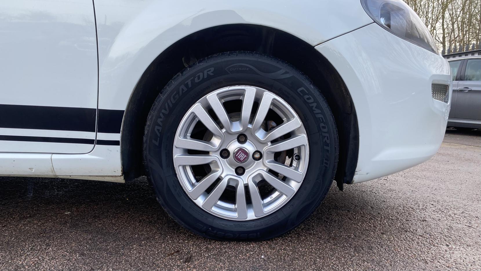 Fiat Punto 1.4 Easy Hatchback 5dr Petrol Manual Euro 5 (s/s) (77 bhp)