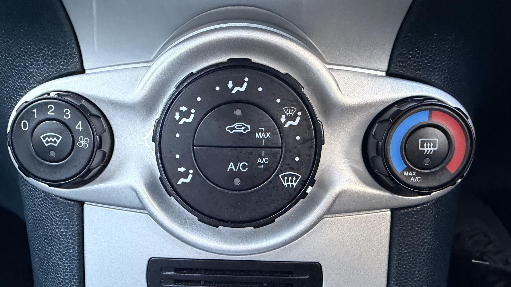 Ford Fiesta 1.4 Zetec Hatchback 5dr Petrol Automatic (154 g/km, 94 bhp)