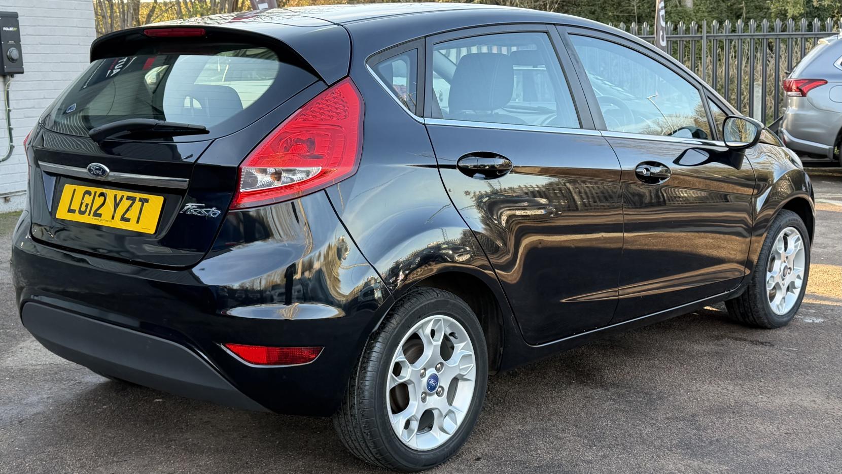 Ford Fiesta 1.4 Zetec Hatchback 5dr Petrol Automatic (154 g/km, 94 bhp)