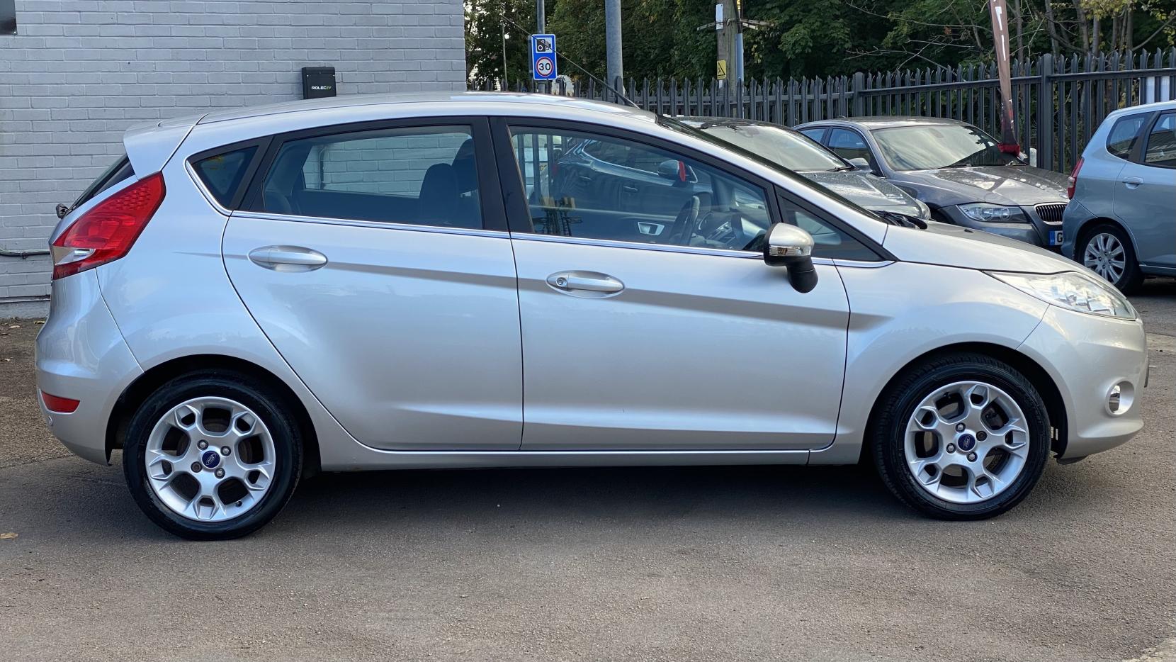Ford Fiesta 1.4 Zetec Hatchback 5dr Petrol Automatic (154 g/km, 94 bhp)