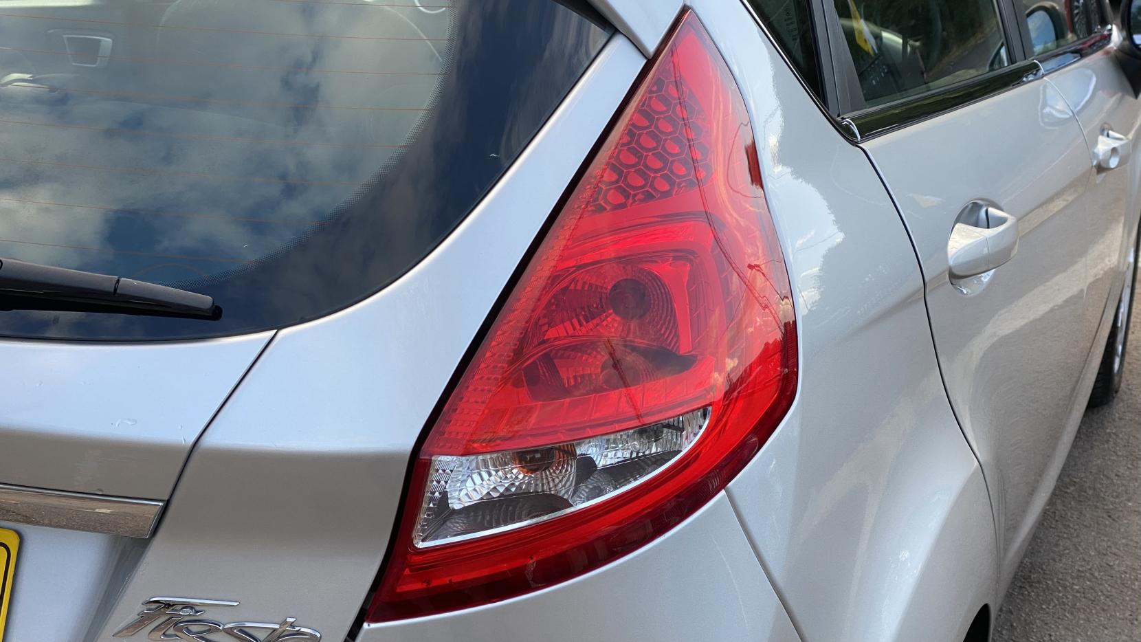 Ford Fiesta 1.4 Zetec Hatchback 5dr Petrol Automatic (154 g/km, 94 bhp)