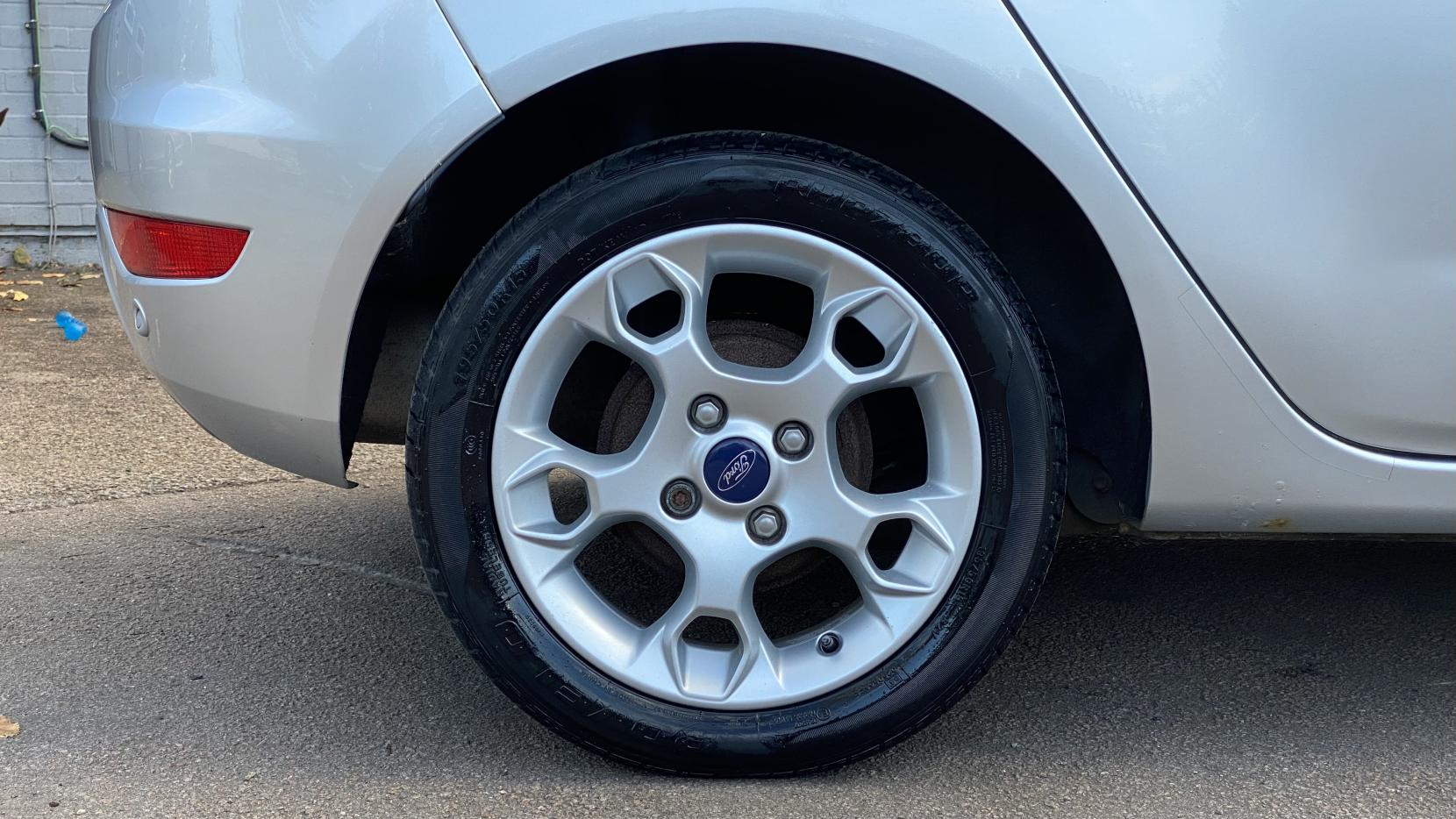Ford Fiesta 1.4 Zetec Hatchback 5dr Petrol Automatic (154 g/km, 94 bhp)