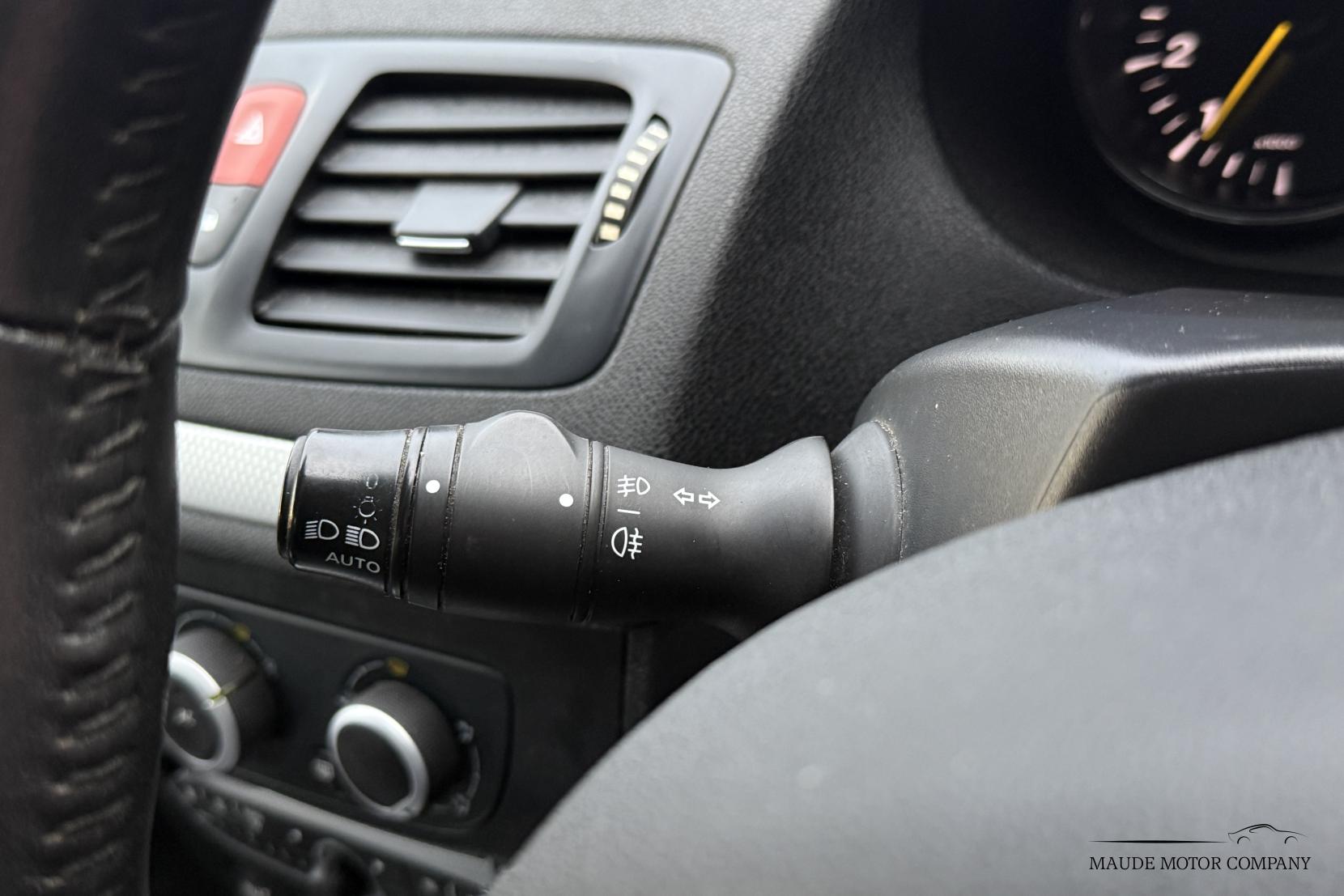 Renault Megane 1.5 dCi Dynamique TomTom Sport Tourer 5dr Diesel EDC Euro 5 (110 ps)