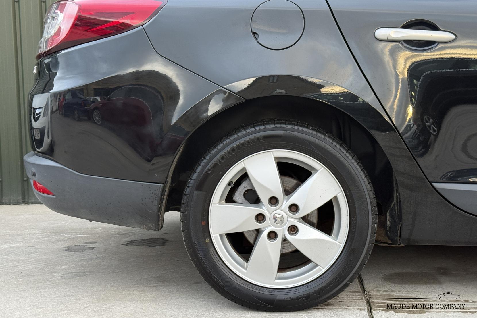 Renault Megane 1.5 dCi Dynamique TomTom Sport Tourer 5dr Diesel EDC Euro 5 (110 ps)