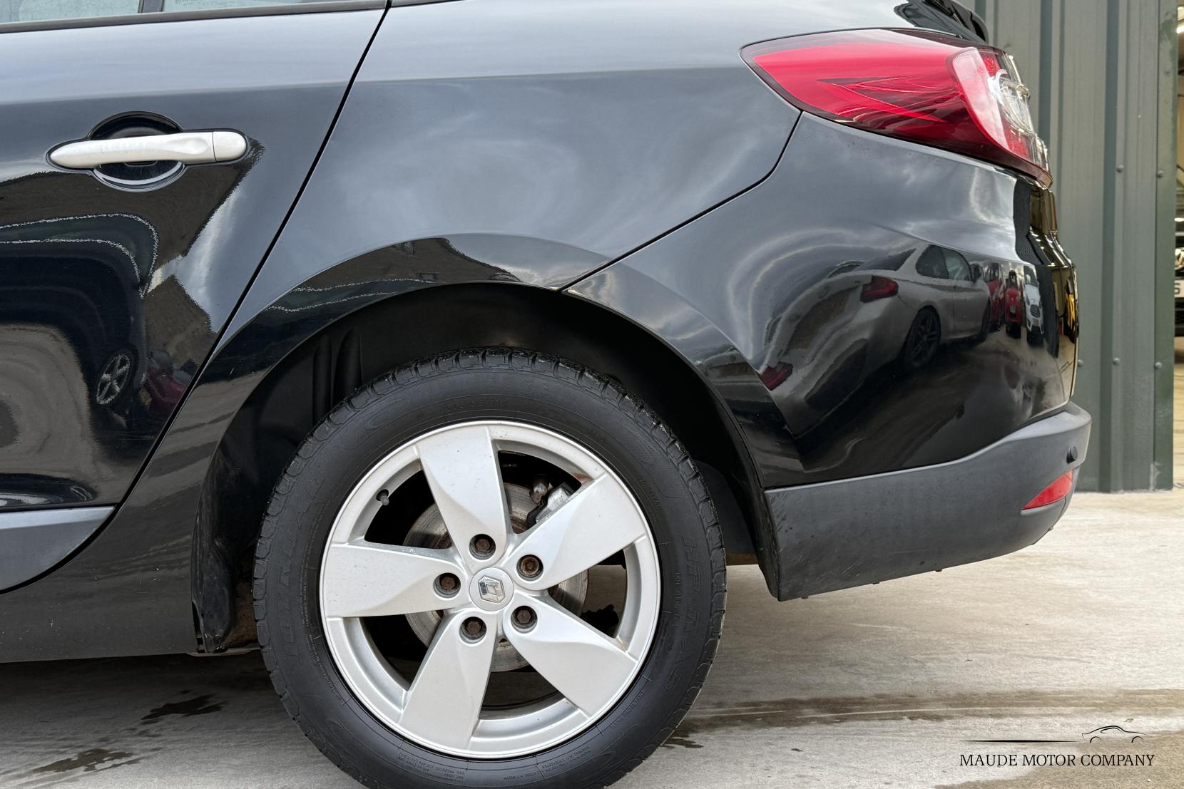 Renault Megane 1.5 dCi Dynamique TomTom Sport Tourer 5dr Diesel EDC Euro 5 (110 ps)