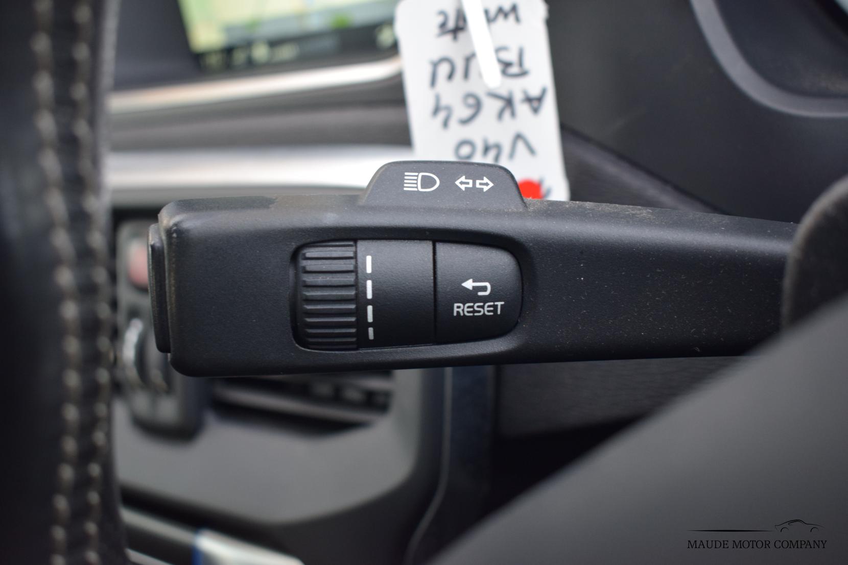 Volvo V40 1.6 T2 R-Design Nav Hatchback 5dr Petrol Manual Euro 5 (s/s) (120 ps)