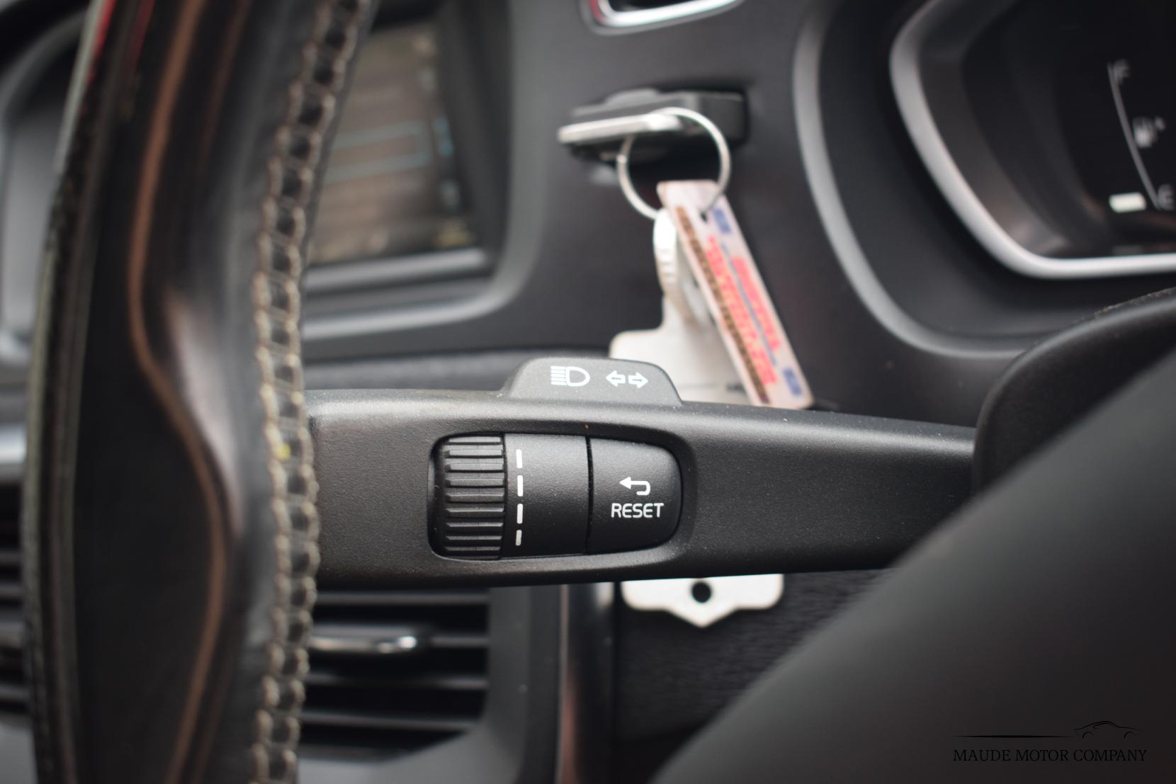 Volvo V40 1.6 D2 R-Design Hatchback 5dr Diesel Manual Euro 5 (s/s) (115 ps)