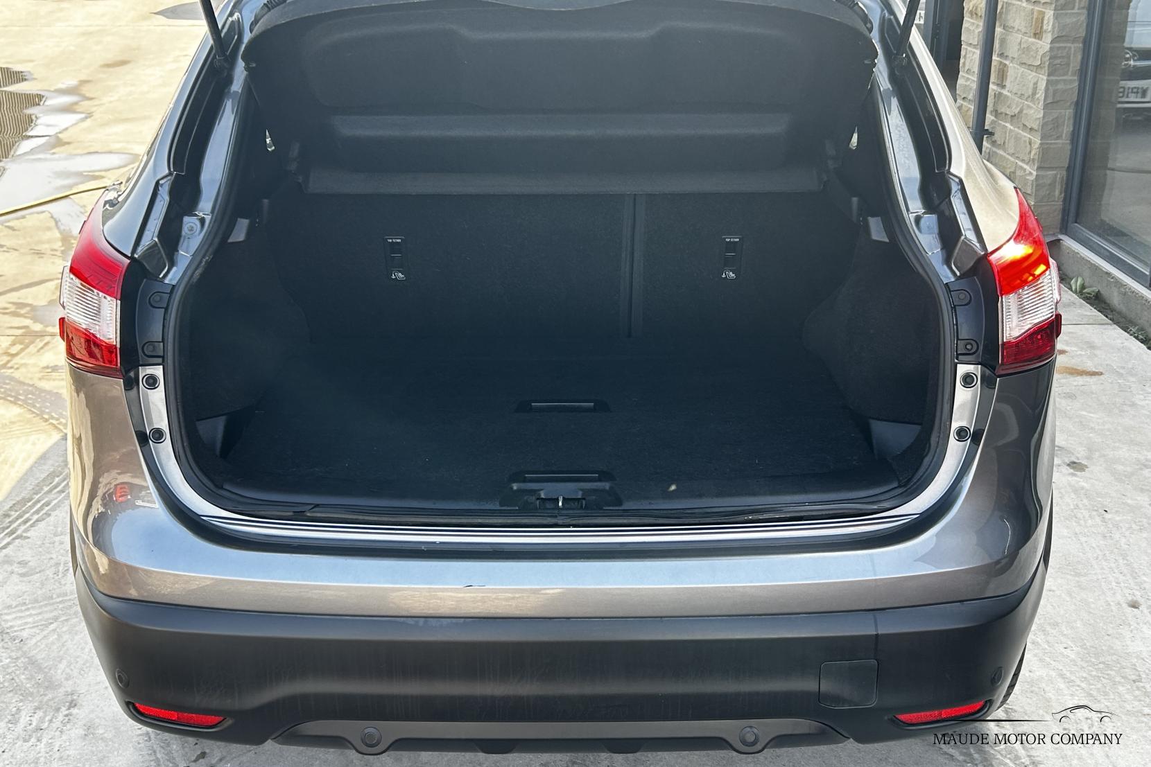 Nissan Qashqai 1.6 dCi Tekna SUV 5dr Diesel XTRON 2WD Euro 5 (s/s) (130 ps)