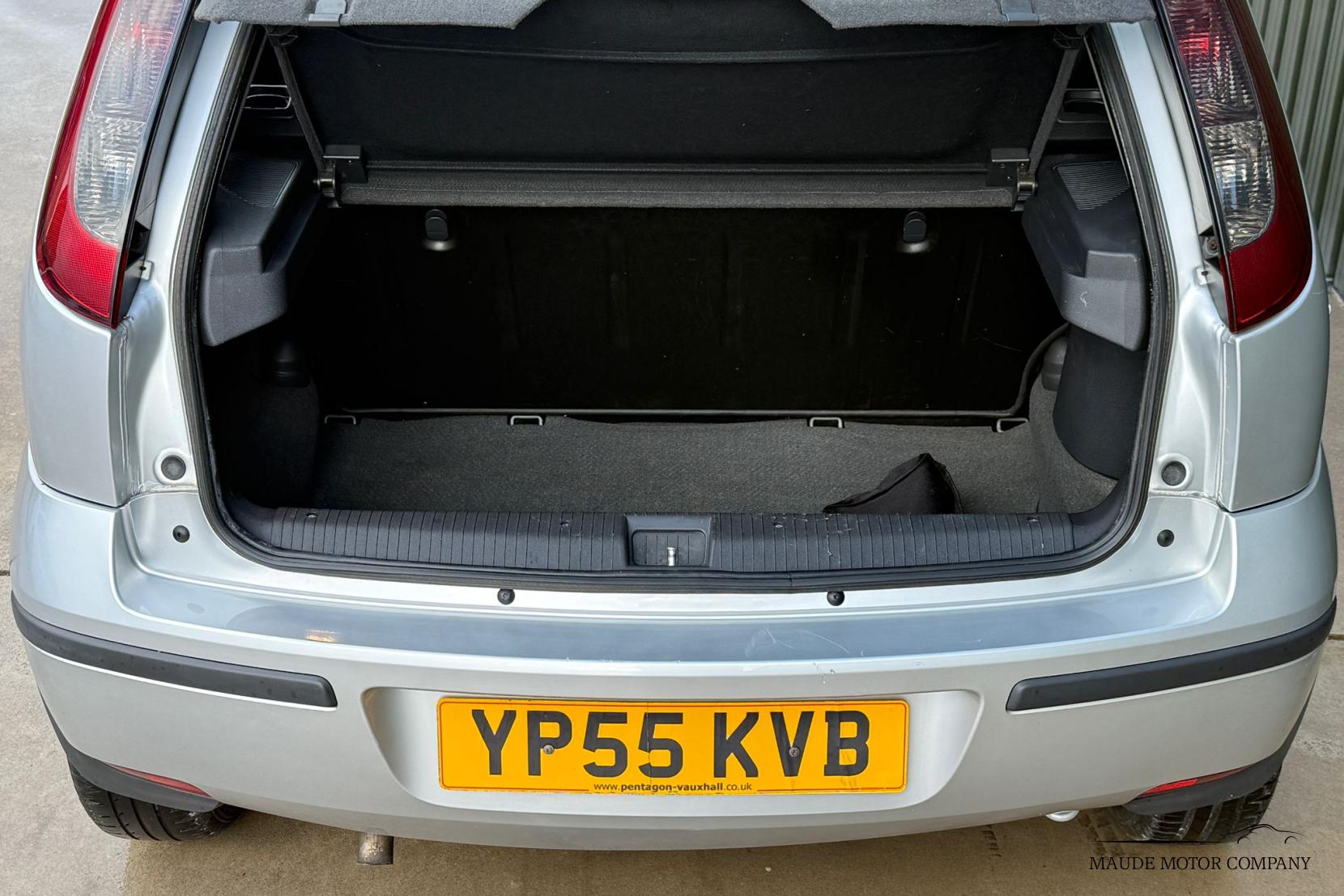 Vauxhall Corsa 1.2i 16v Life Hatchback 3dr Petrol Manual (139 g/km, 79 bhp)