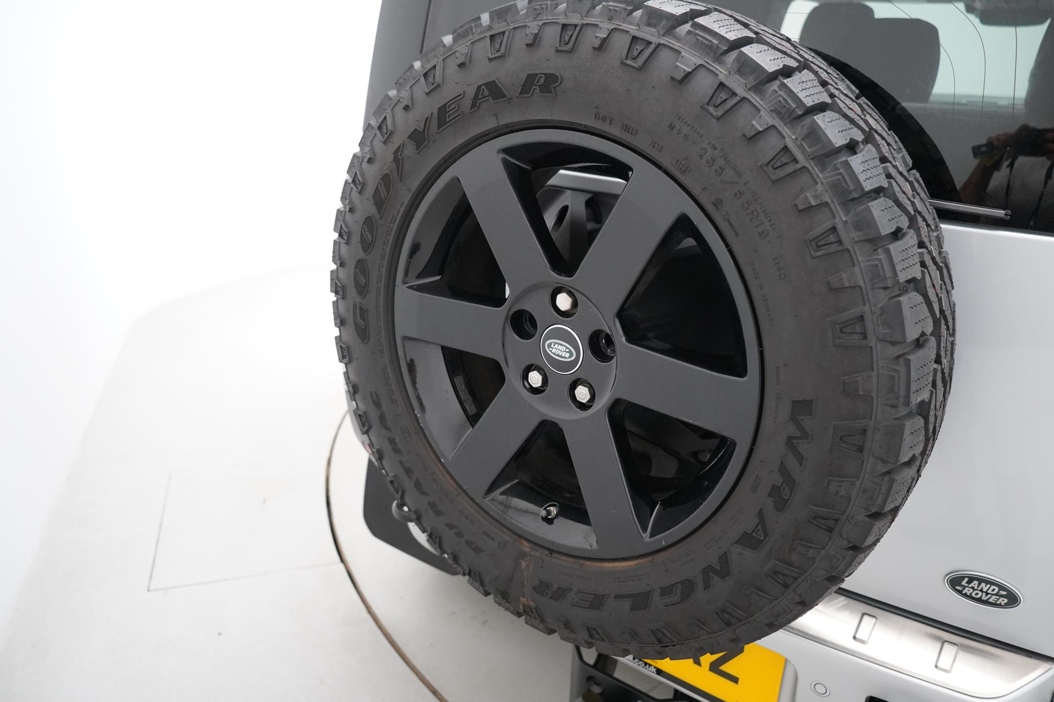 Land Rover Defender 110 2.0 SD4 S SUV 5dr Diesel Auto 4WD Euro 6 (s/s) (240 ps)