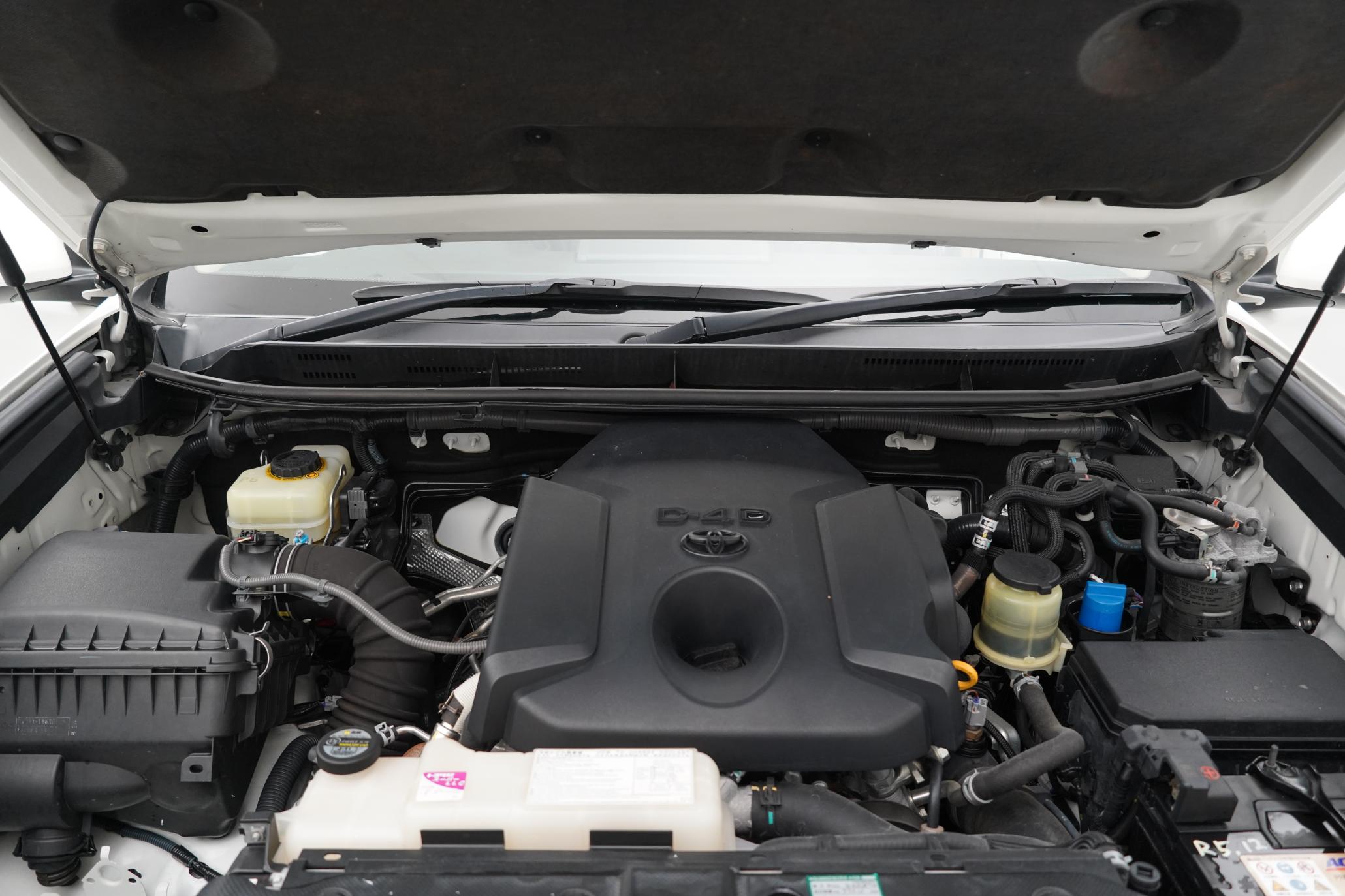 Toyota Land Cruiser 2.8D Invincible SUV 5dr Diesel Auto 4WD Euro 6 (7 Seats) (177 ps)