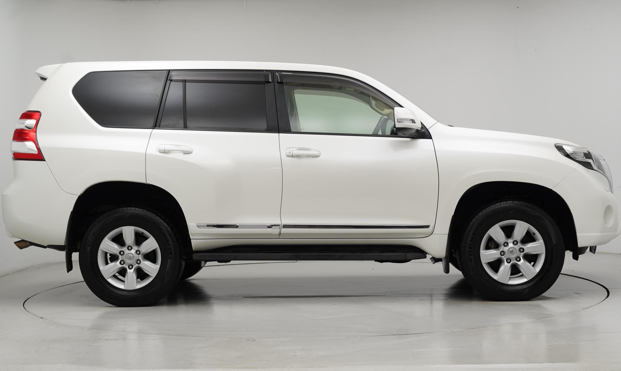 Toyota Land Cruiser 2.8D Invincible SUV 5dr Diesel Auto 4WD Euro 6 (7 Seats) (177 ps)