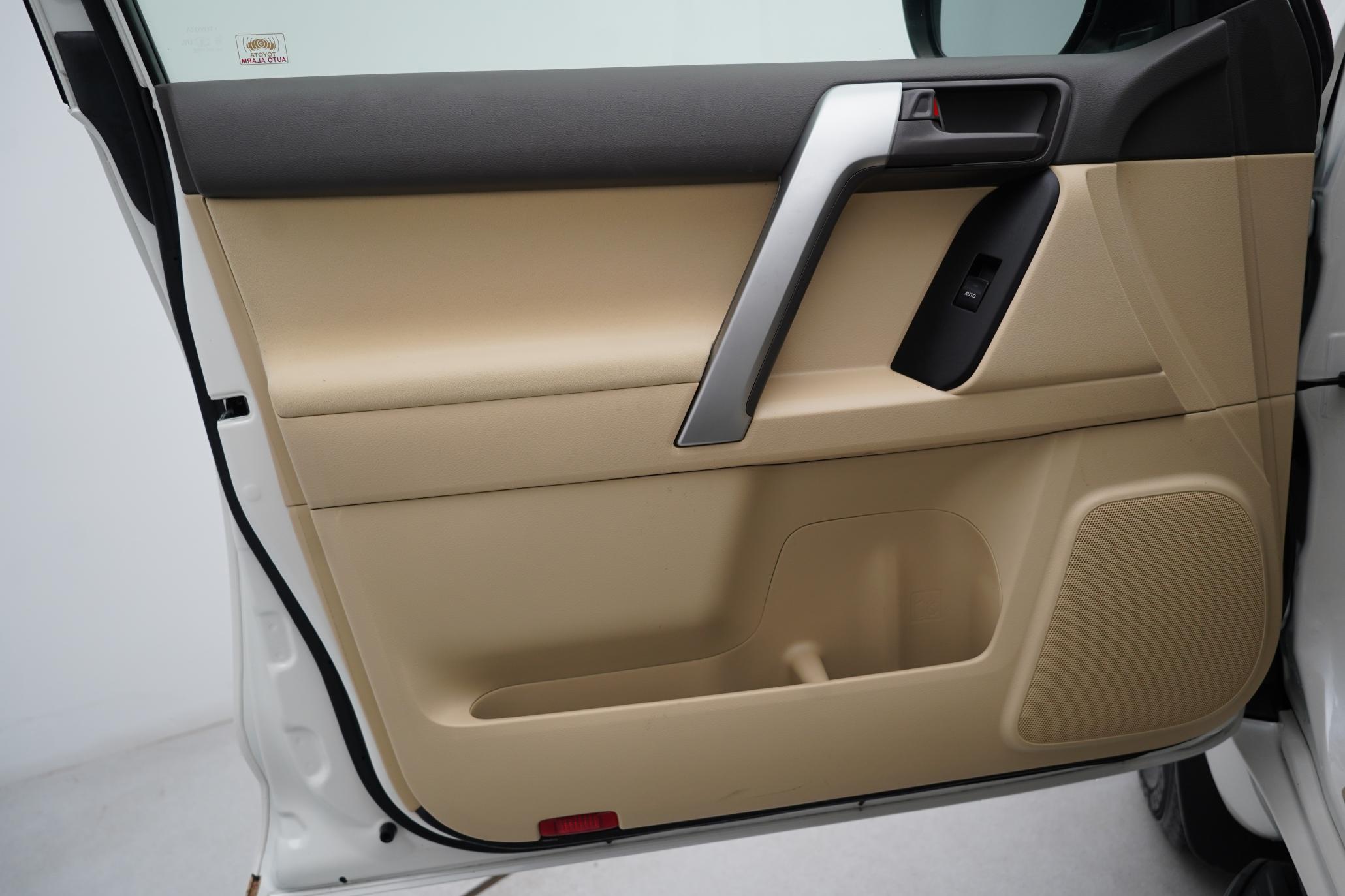 Toyota Land Cruiser 2.8D Invincible SUV 5dr Diesel Auto 4WD Euro 6 (7 Seats) (177 ps)