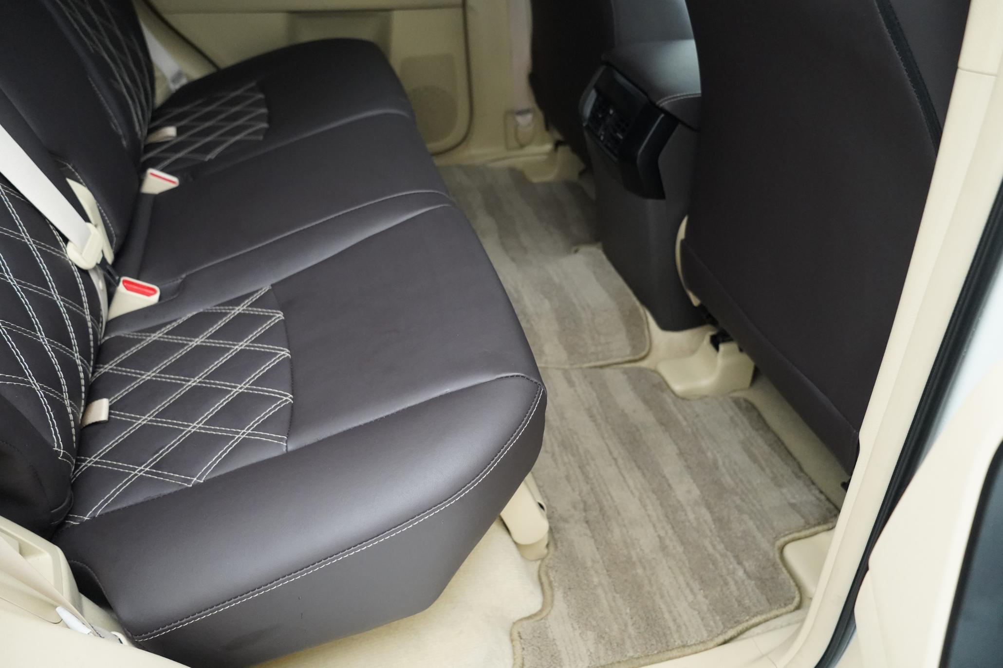 Toyota Land Cruiser 2.8D Invincible SUV 5dr Diesel Auto 4WD Euro 6 (7 Seats) (177 ps)