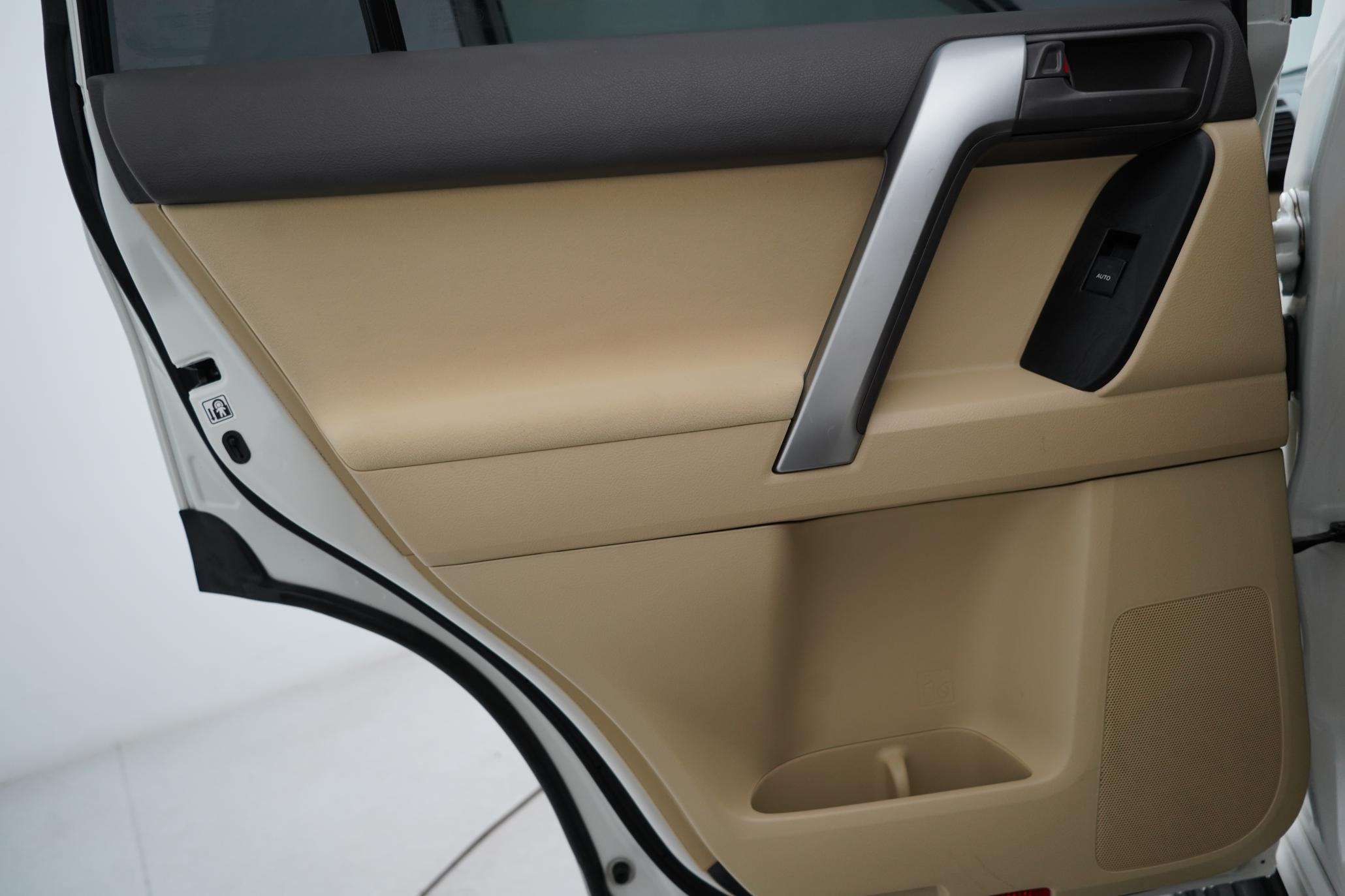 Toyota Land Cruiser 2.8D Invincible SUV 5dr Diesel Auto 4WD Euro 6 (7 Seats) (177 ps)