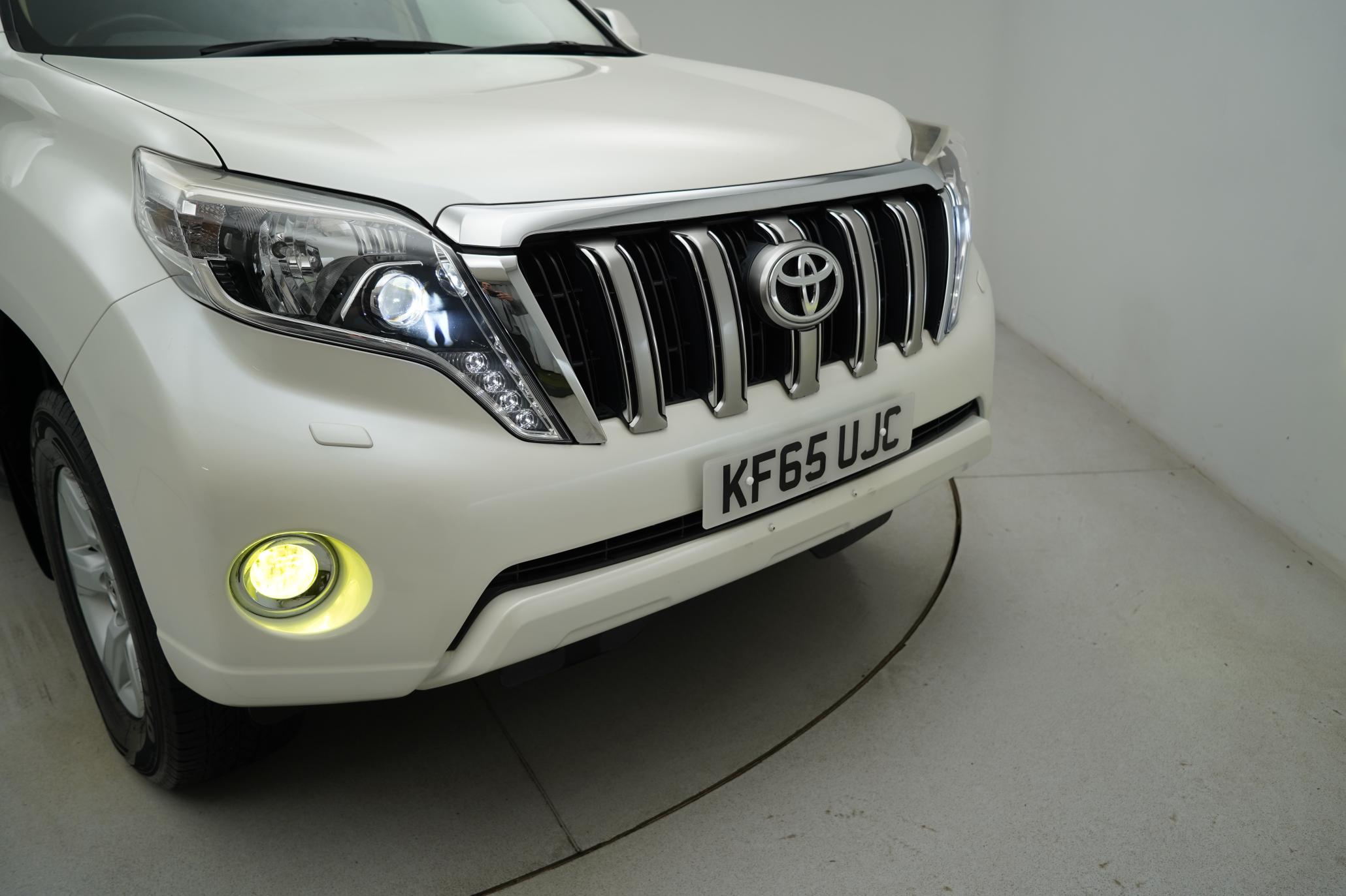 Toyota Land Cruiser 2.8D Invincible SUV 5dr Diesel Auto 4WD Euro 6 (7 Seats) (177 ps)