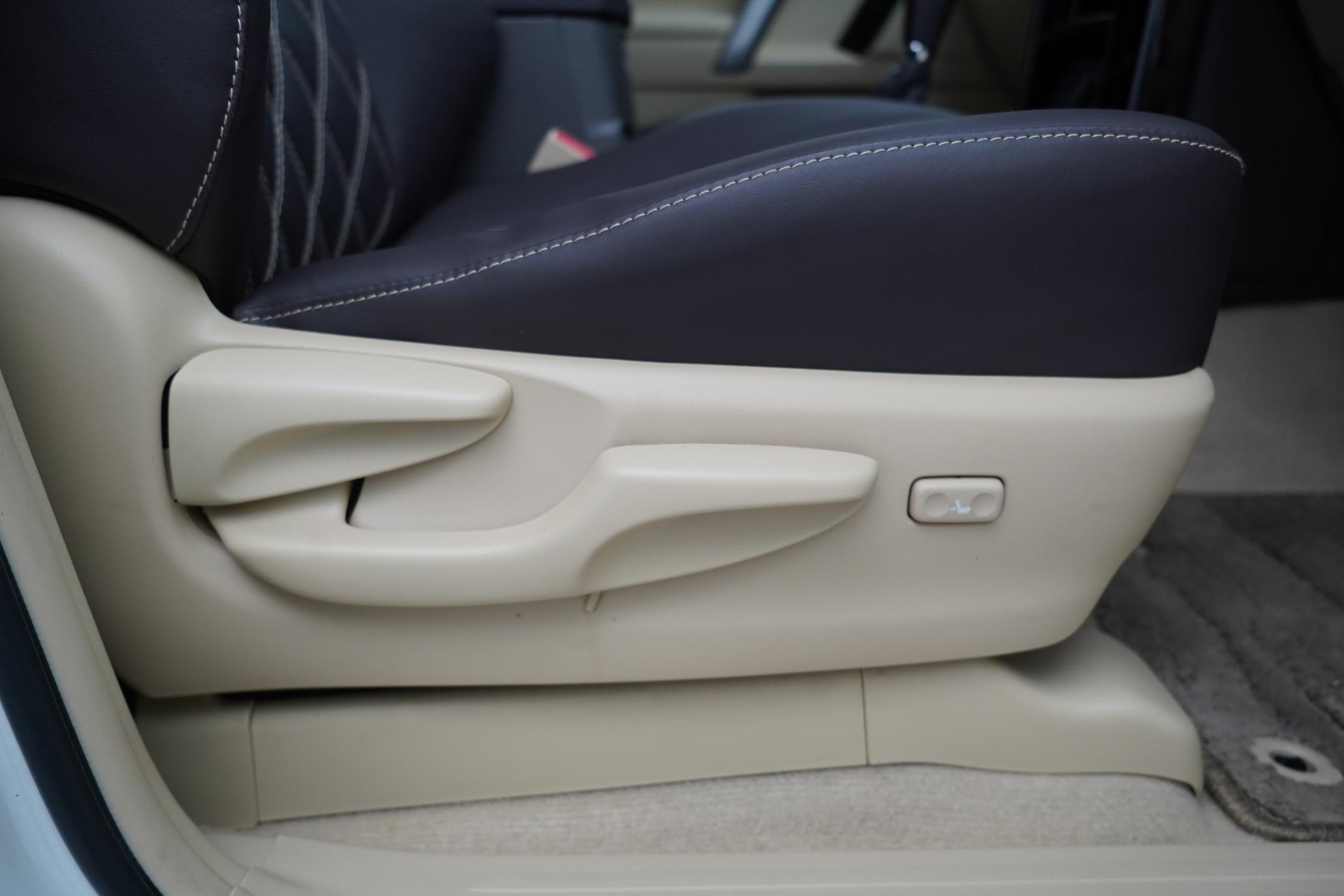 Toyota Land Cruiser 2.8D Invincible SUV 5dr Diesel Auto 4WD Euro 6 (7 Seats) (177 ps)