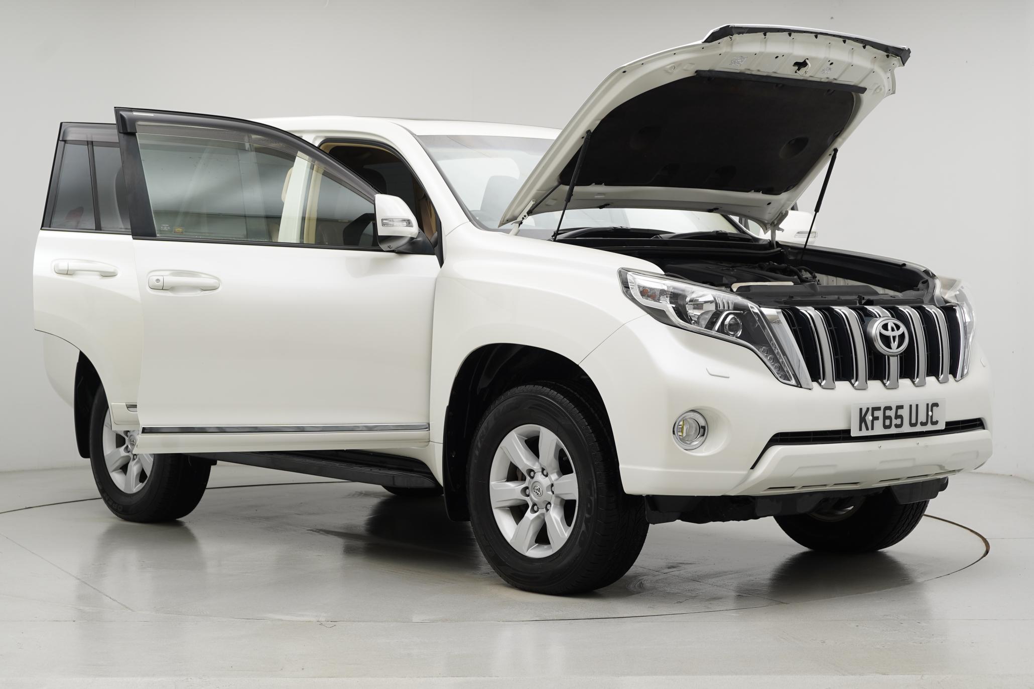 Toyota Land Cruiser 2.8D Invincible SUV 5dr Diesel Auto 4WD Euro 6 (7 Seats) (177 ps)